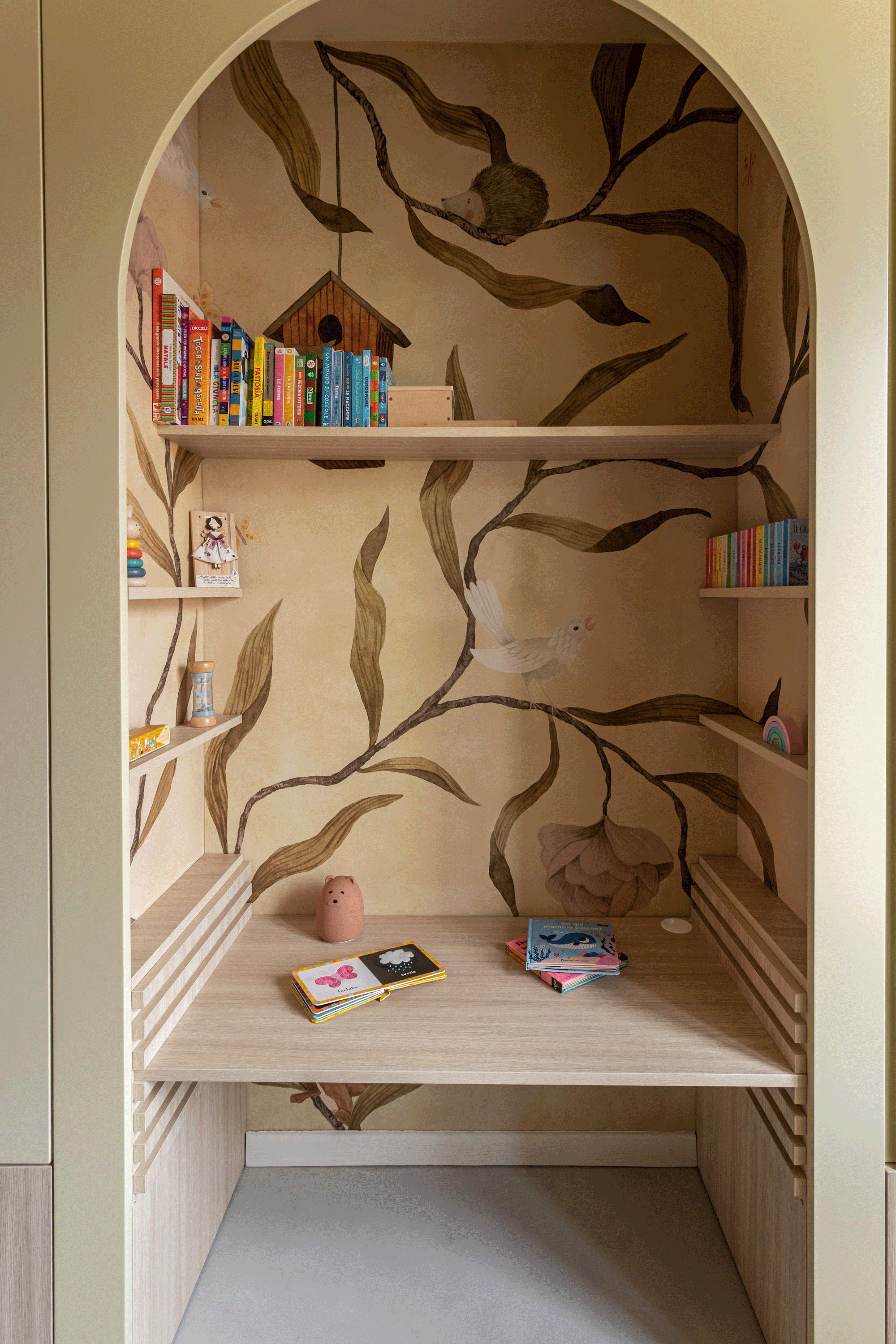 oimini-design-kids-desk-arched-niche.gif