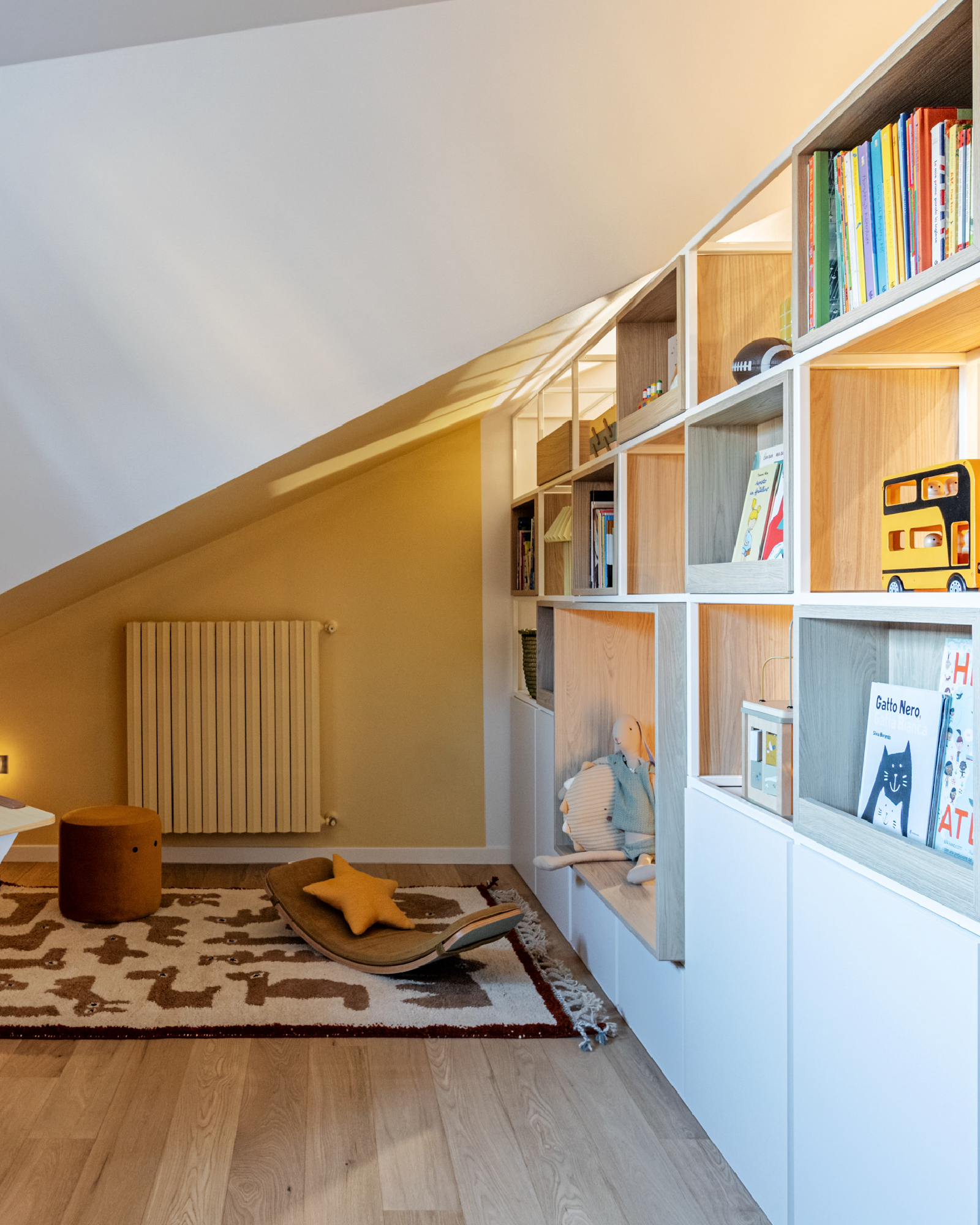 Mansarda con Parete Libreria