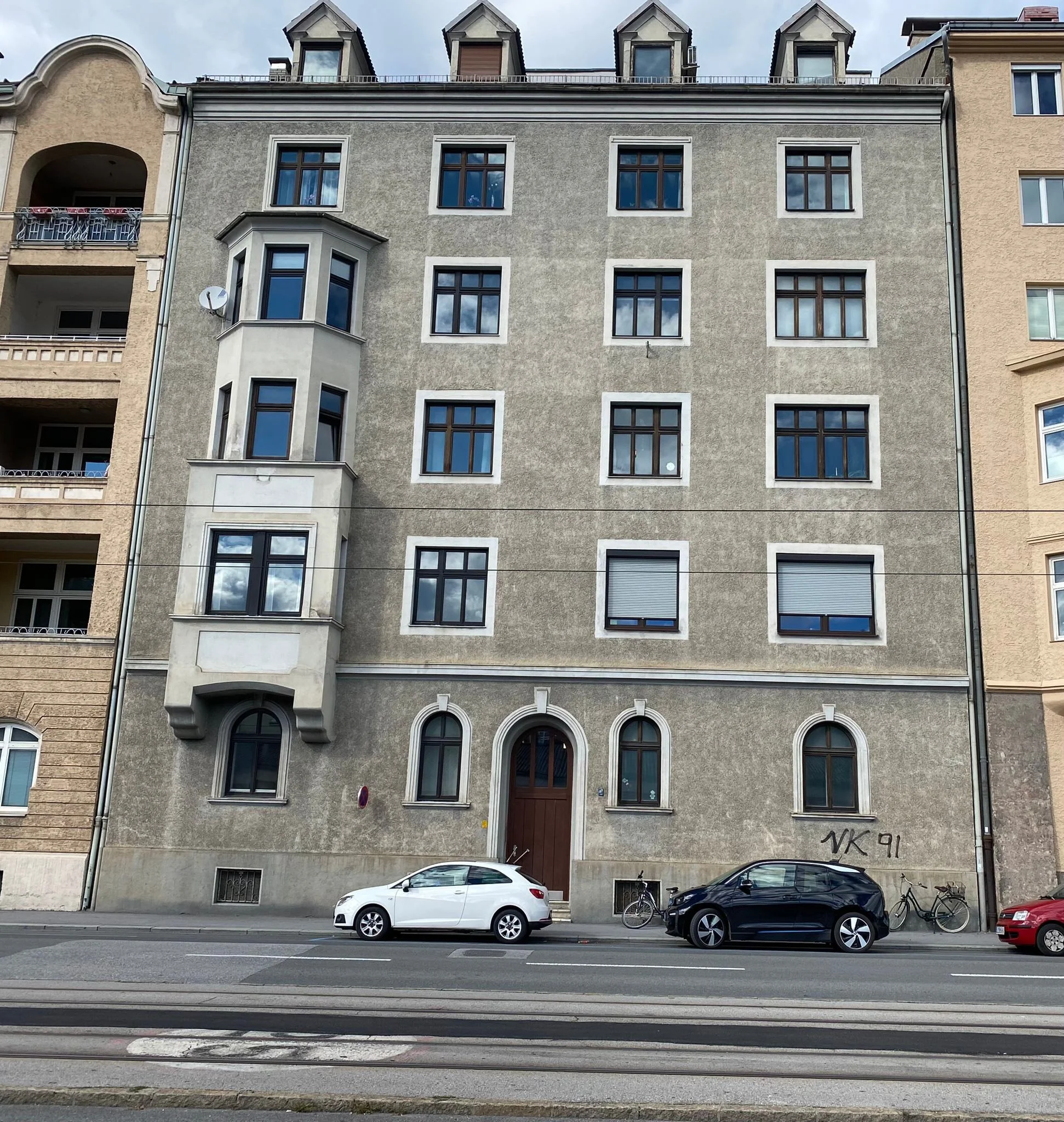 Fassade Egger-Lienz-Straße (vorher).JPG