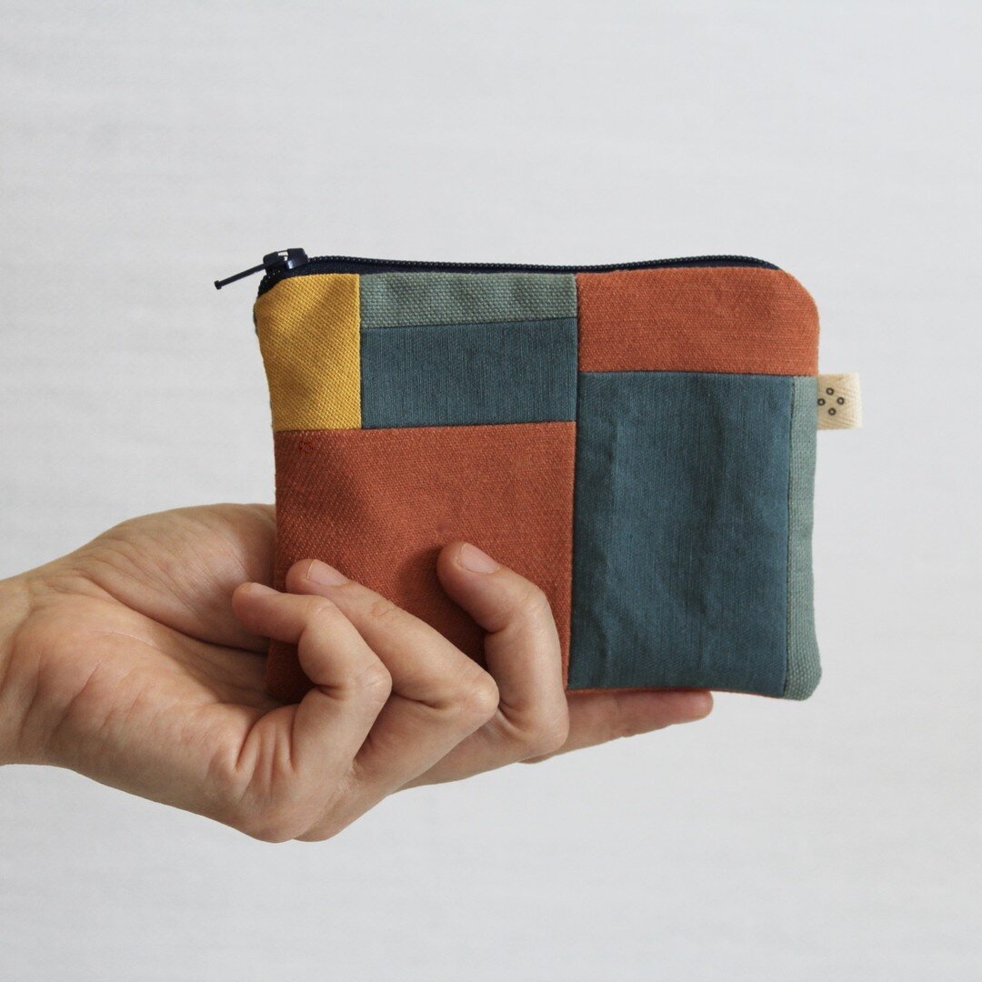 I made this new little pouch out of fabric scraps.

---

Petit porte-monnaie en chutes de tissu.