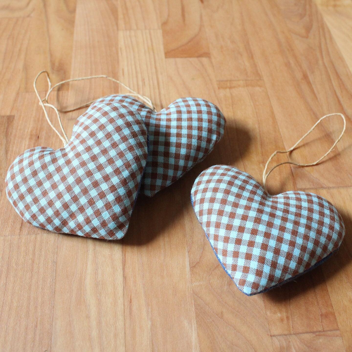 🇺🇸 I&rsquo;ve been making new lavender heart sachets for the upcoming Hearts and Crafts Market next Saturday! Join us in Daggett Plaza in Potrero Hill, San Francisco, there will be live music and free craft activities! 

🇫🇷 je viens de faire une 