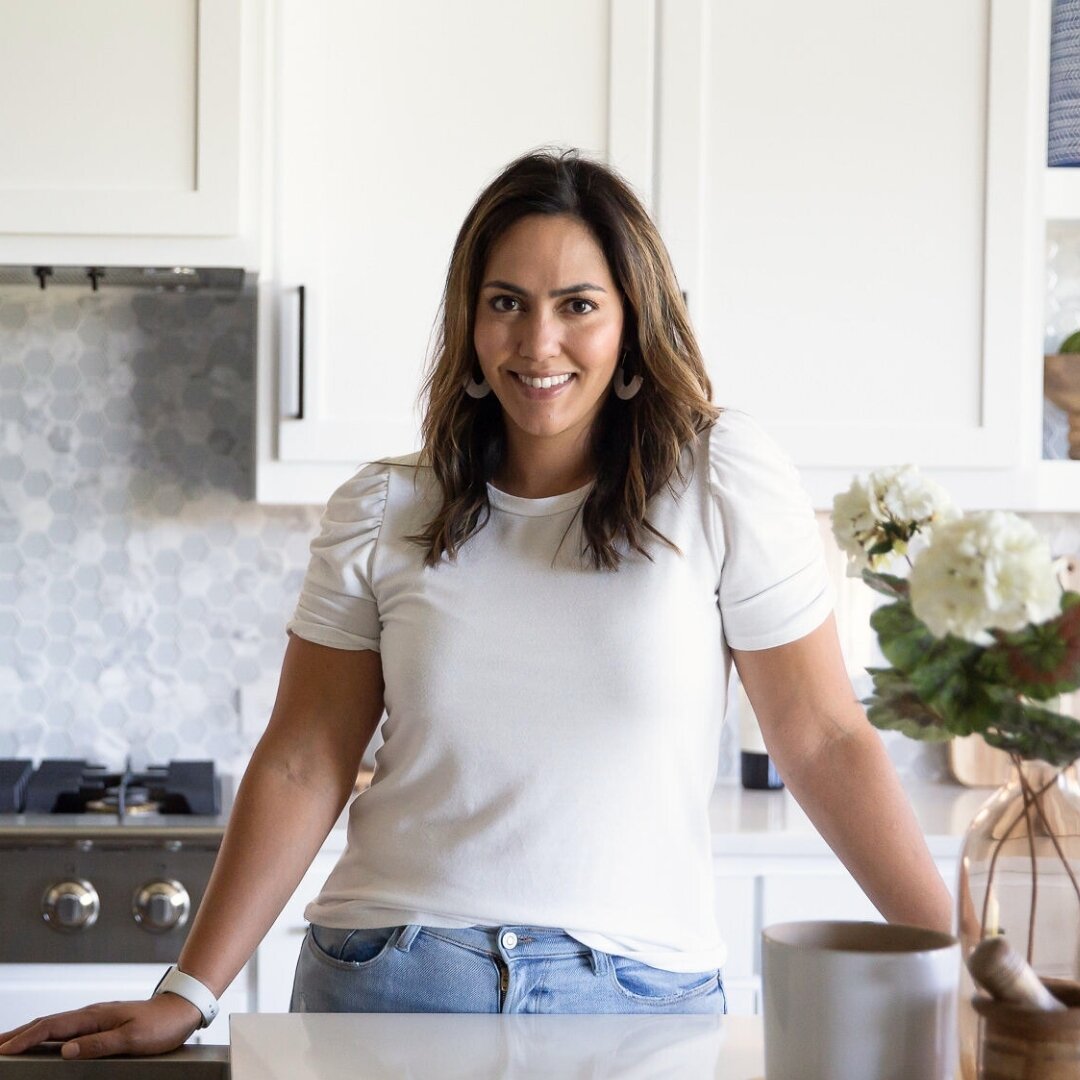 It's official: farmhouse kitchens are out 🙅&zwj;♀️ Check out @laurabotelhointeriors' advice for upgrading + modernizing your kitchen. Huge thank you to @chesanekc for including our client in this @real_simple piece!