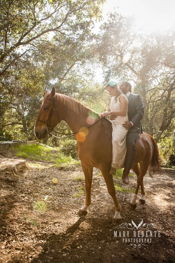 wedding photography Scottsdale, Arizona couple on a horse