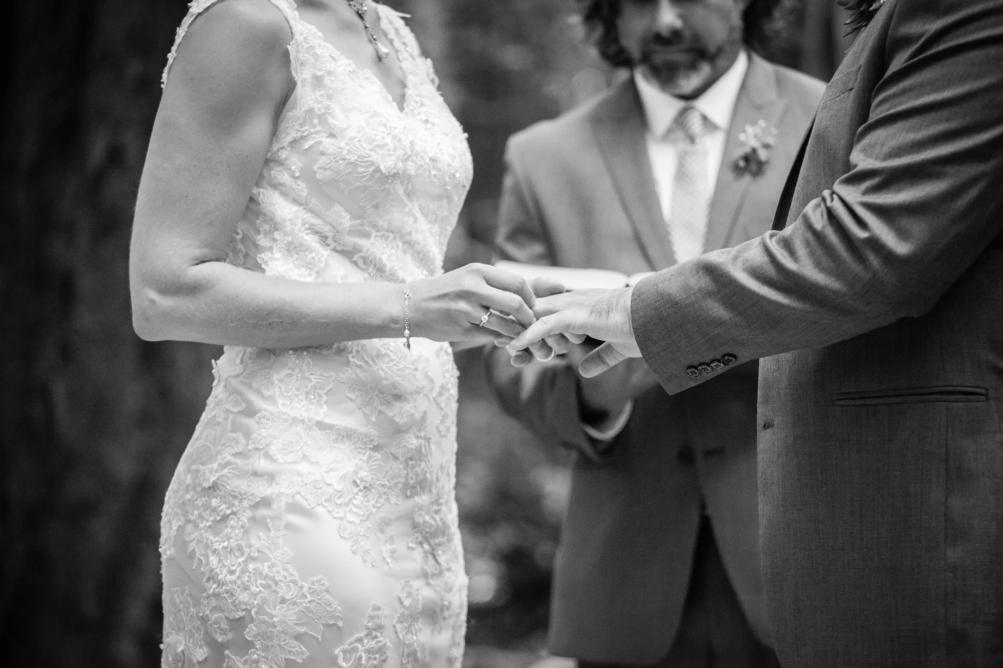 wedding photographer Scottsdale, Arizona exchanging rings