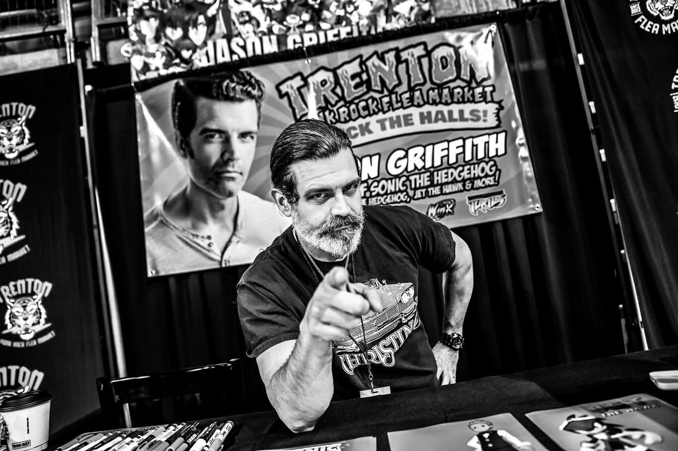 Wreck the halls! Christmas came early for @trentonprfm 💀🎄

Jason Griffith (voice of sonic the hedgehog) Lou Avilleria (Father Evil) Carey Means (voice of Frylock) Pete Capella (voice of silver the hedgehog) Mike Magrann (author &amp; singer/songwri