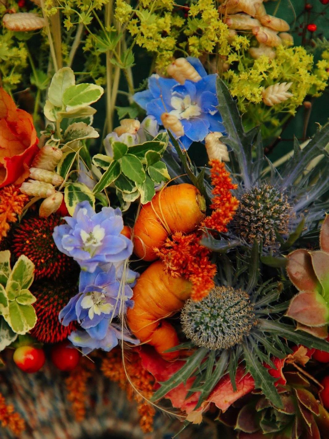 Celebrating British Flower Week with one of our favourite wild + whimsical creations. 
This beauty was made using mostly British-grown blooms &mdash; full of dreamy textures, soft tones, and yes... those tiny carrots stole our hearts 🥕💛
Natural, ea