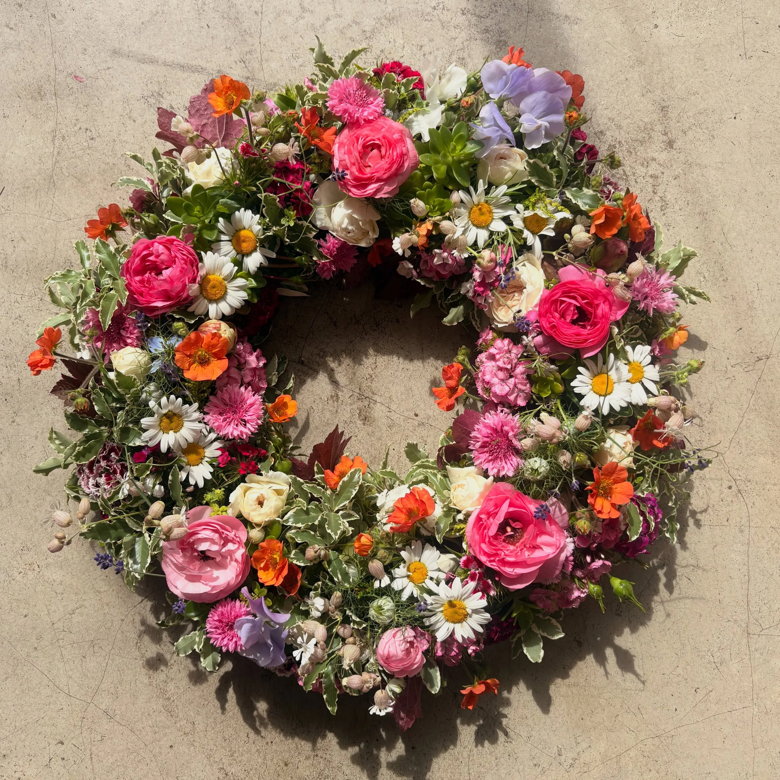 One of our favourite creations this week 🌿

A richly textured wreath crafted with locally grown flowers, celebrating the beauty of the season through colour and movement.

@bloomsheffieldshop