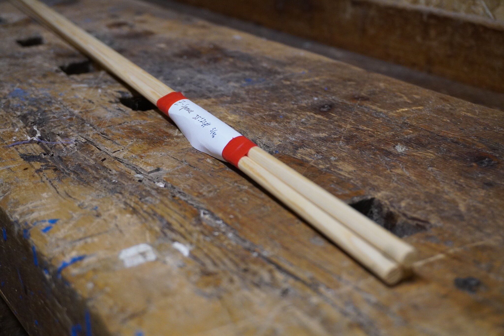 A spot delayed, but last weekend I got up to some light fletching. A set of basic target arrows under way. I like to turn my nocks round on the lathe. When filing the string slot a jeweler beak comes in very handy.
#traditionalcraft #fletcher #arch