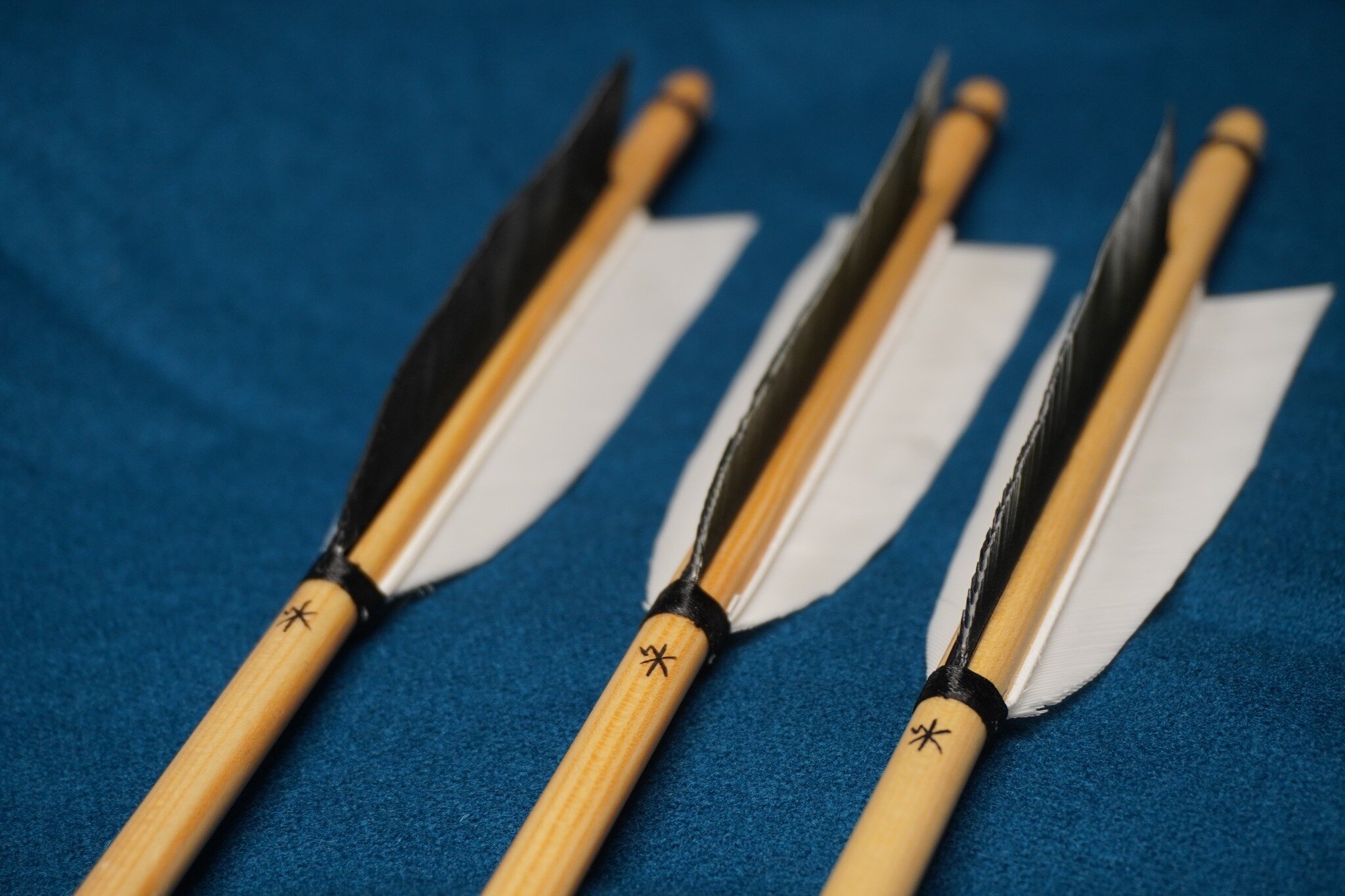 In preparation for a little surprise project I have been making a selection of arrows for some nice pictures. This is a set of basic target arrows in the style that I tend to make. They might be simple, but they do look very nice, and they do shoot w