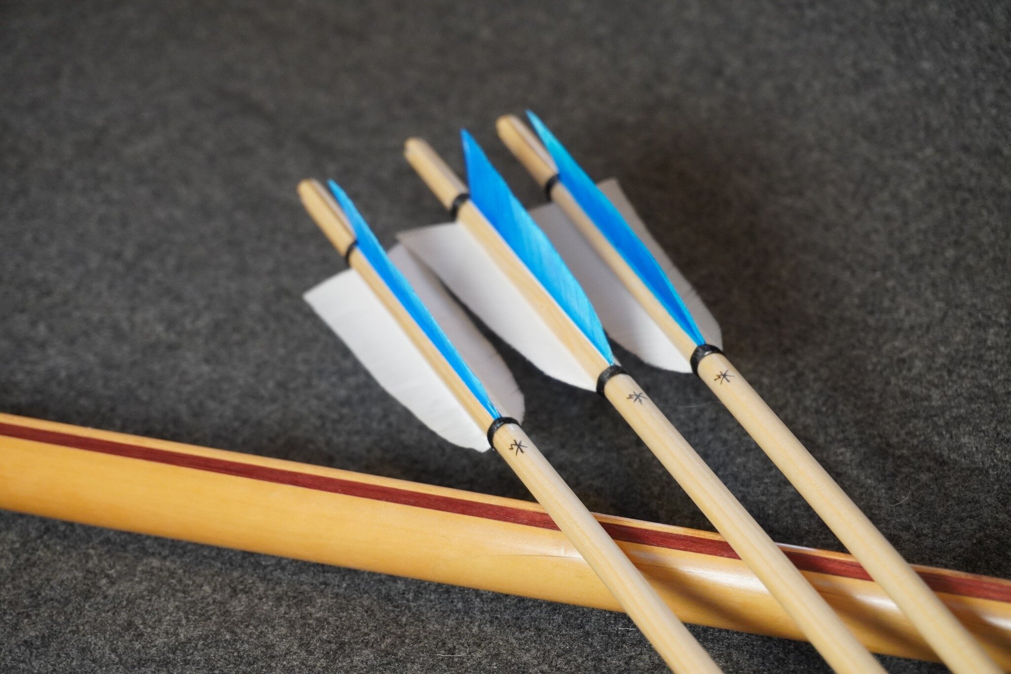 Another set of glamour shots from the display arrows. This time a set that I would term a standard target arrow. That probably gives away what kind of arrows I like to shoot...
The nocks on these are reinforced with cow-horn inserts both to prevent
