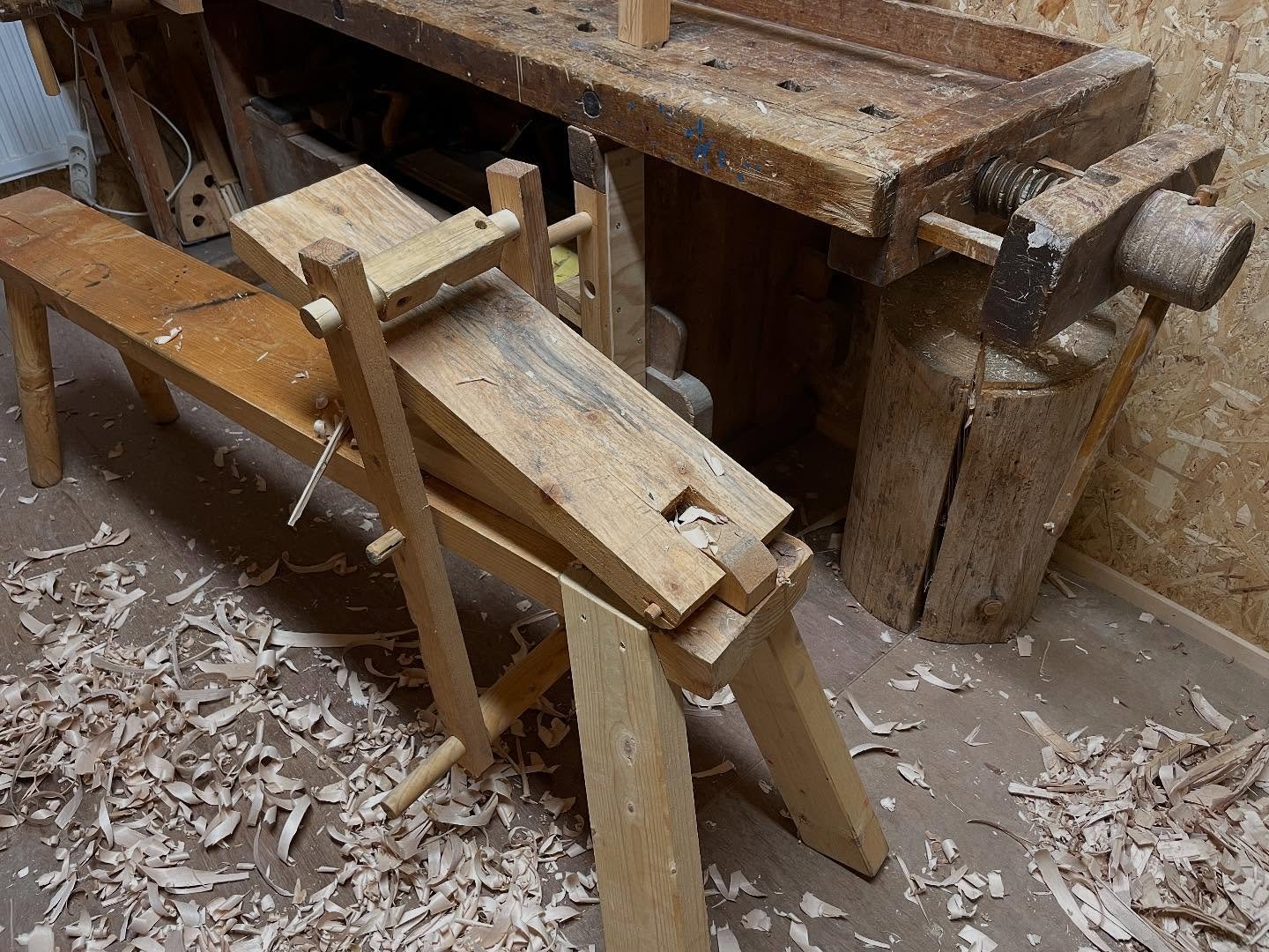 It is Sunday that means it is time to create more wood chips. The Bow is coming along nicely. Rough shaping with axe and drawknife are done. Next is the fine shaping before we move on to tillering.
#bowyer #bowandarrow #archery #traditionalwoodworki