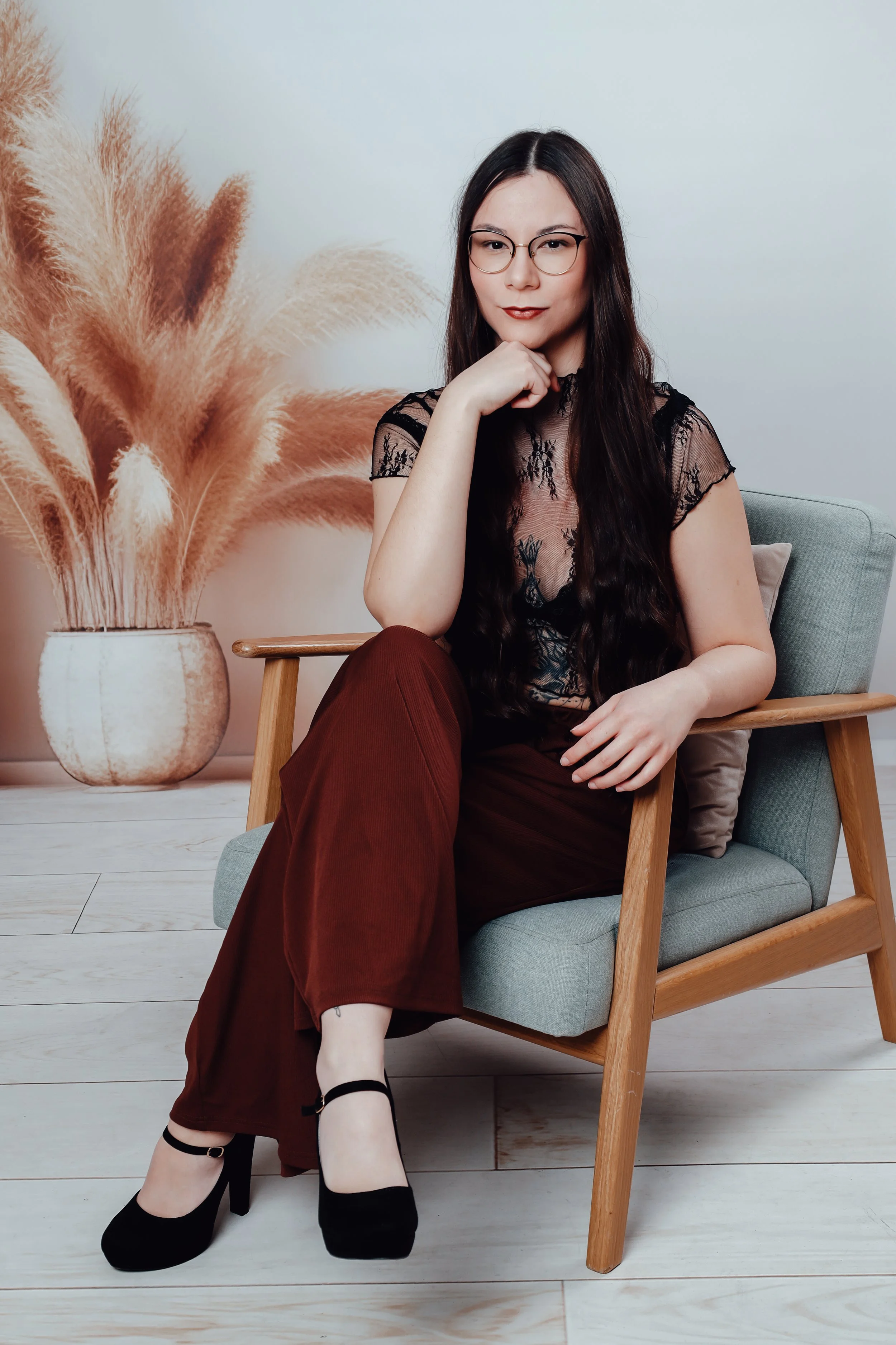 Frau sitzend auf einem Stuhl