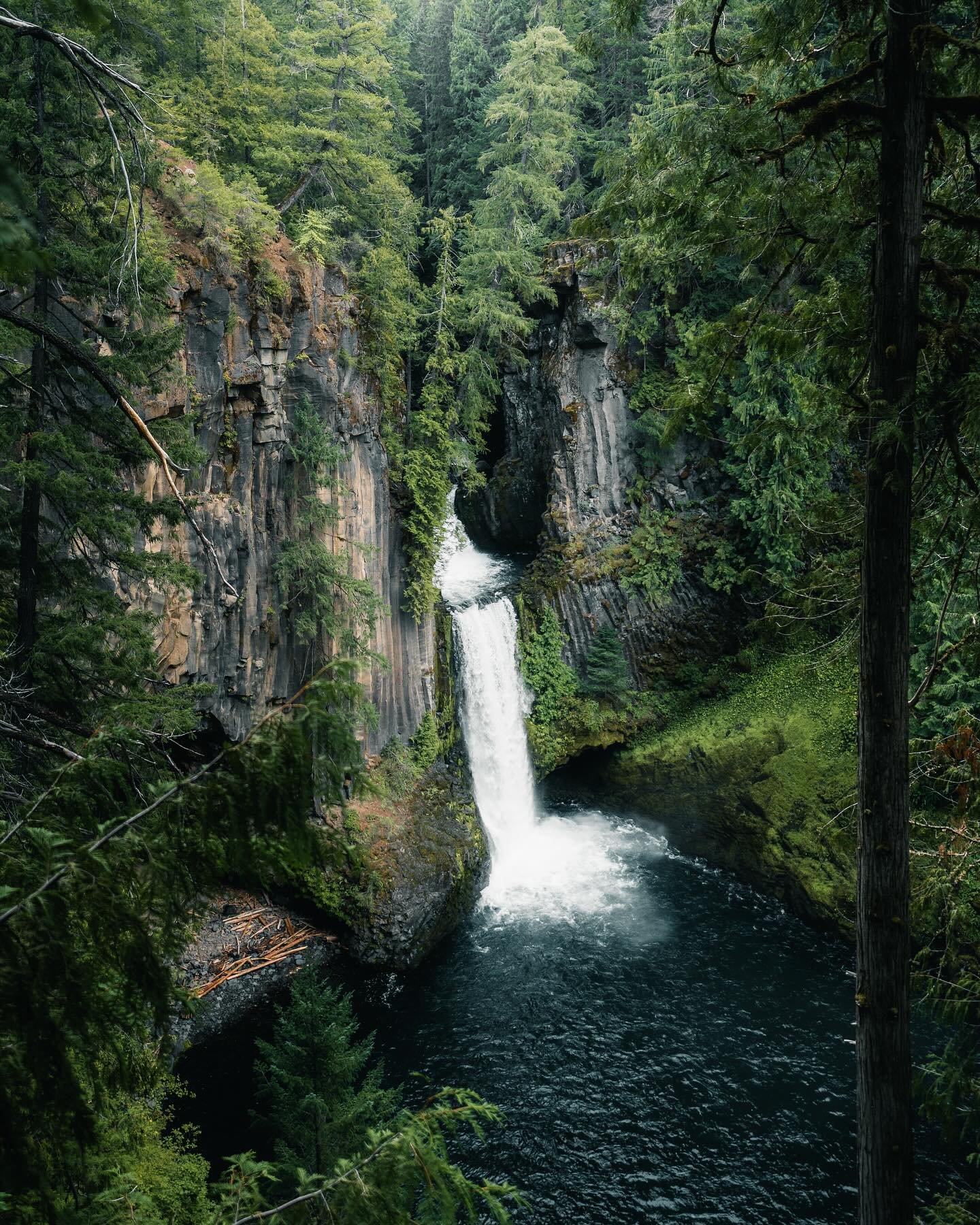 There&rsquo;s something wild about Oregon&rsquo;s waterfalls. Tucked away in dark forests, they always exude a mysterious aura, especially on hazy days. This one was my favorite, with its volcanic basalt rock face and the beautiful trees surrounding 