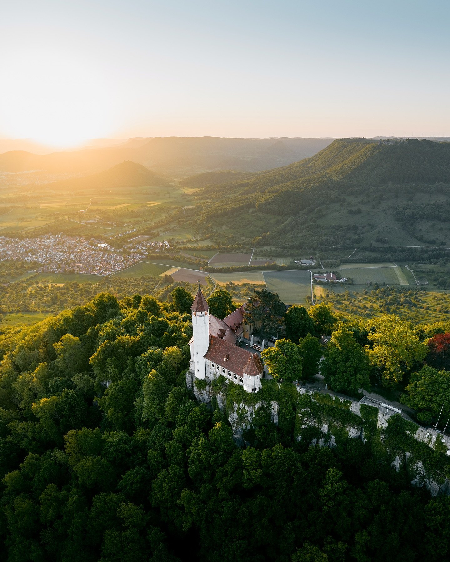 𝗘𝗡 (Ad) On the last day of our trip in the Schw&auml;bische Alb region, we went on a hiking tour along the Hochgehadelt route, which took us to some amazing places &ndash; including Burg Teck for sunrise and the Breitenstein plateau for a gorgeous 