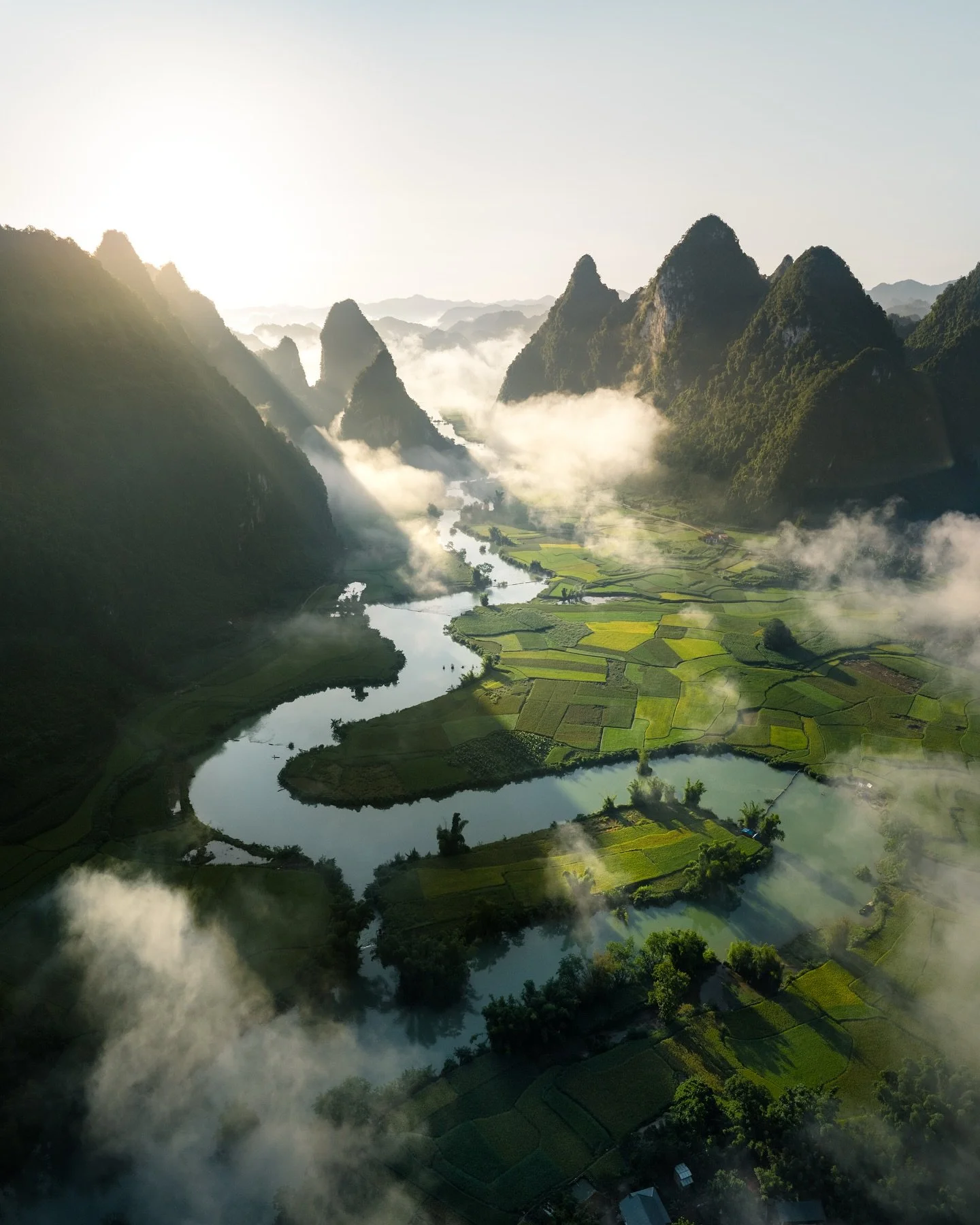 There&rsquo;s something magical about getting up before dawn and watching the surroundings slowly come alive as the thick fog lifts and the first sunlight spills over the mountains. This morning I stayed in a beautiful valley where I met @dq2photo. W