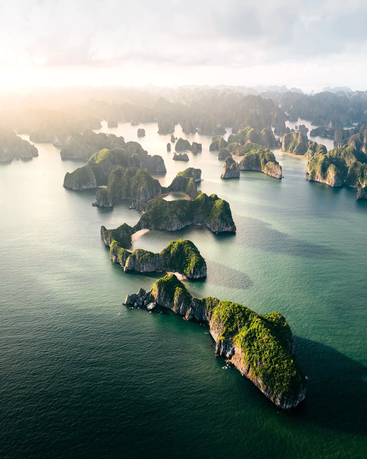 Hundreds of karst mountains form small islands in the beautiful Lan Ha Bay area. It&rsquo;s incredibly beautiful to explore the islands by boat and discover all the hidden corners and small beaches. But from a photography perspective, it&rsquo;s even