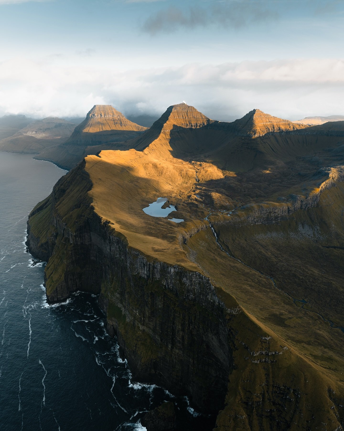Back on the Faroes and still stunned from the first moments on the island. The wild and beautiful landscape hits you right away. The high grassy mountains and the steep sea cliffs create a strong contrast and belong to the most impressive regions I h