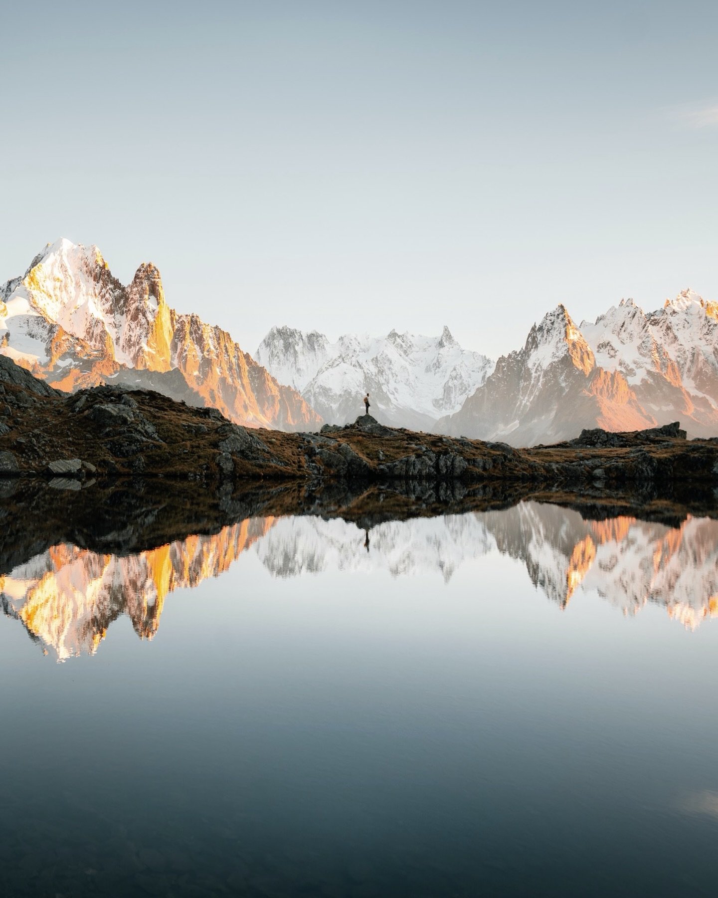 Catching the last light on the peaks of the French Alps really was one of the most breathtaking experiences I&rsquo;ve ever had, as everything around us started to glow in an intense orange while we stood by this beautiful, calm reflection lake.
w/ @