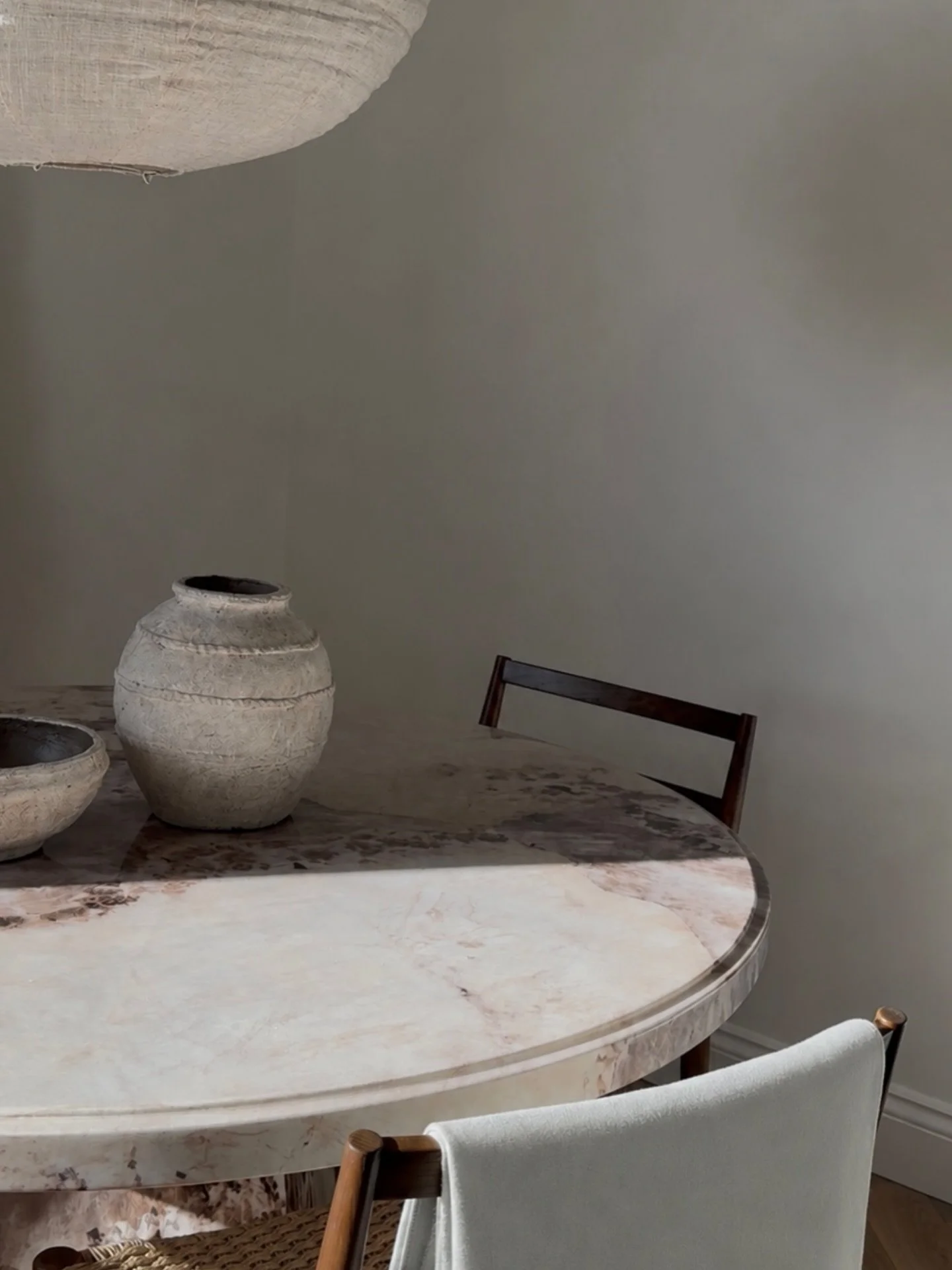 A dining space moment at Beaufield Mews. A restrained approach to materiality, light, and form.

.

#interiordesign#diningspace#residentialdesign#interiorinspo#emmarossiterdesign