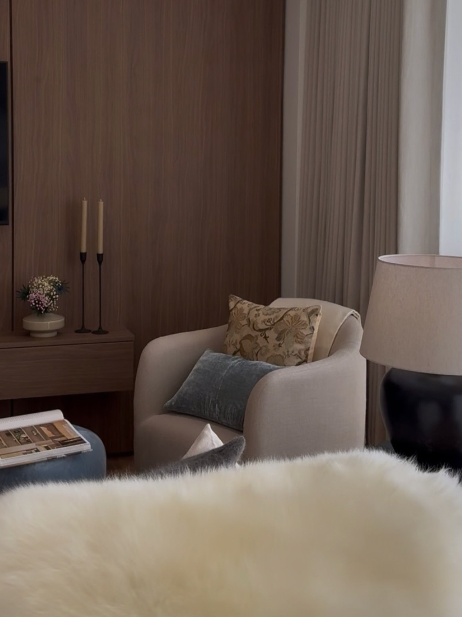Beaufield Mews House moments.
A home designed to feel warm, homely and calm. 

Rich walnut tones, soft layered textures, and muted neutrals come together to create spaces that feel timeless, understated, and made for everyday living. 

.

#interiorde