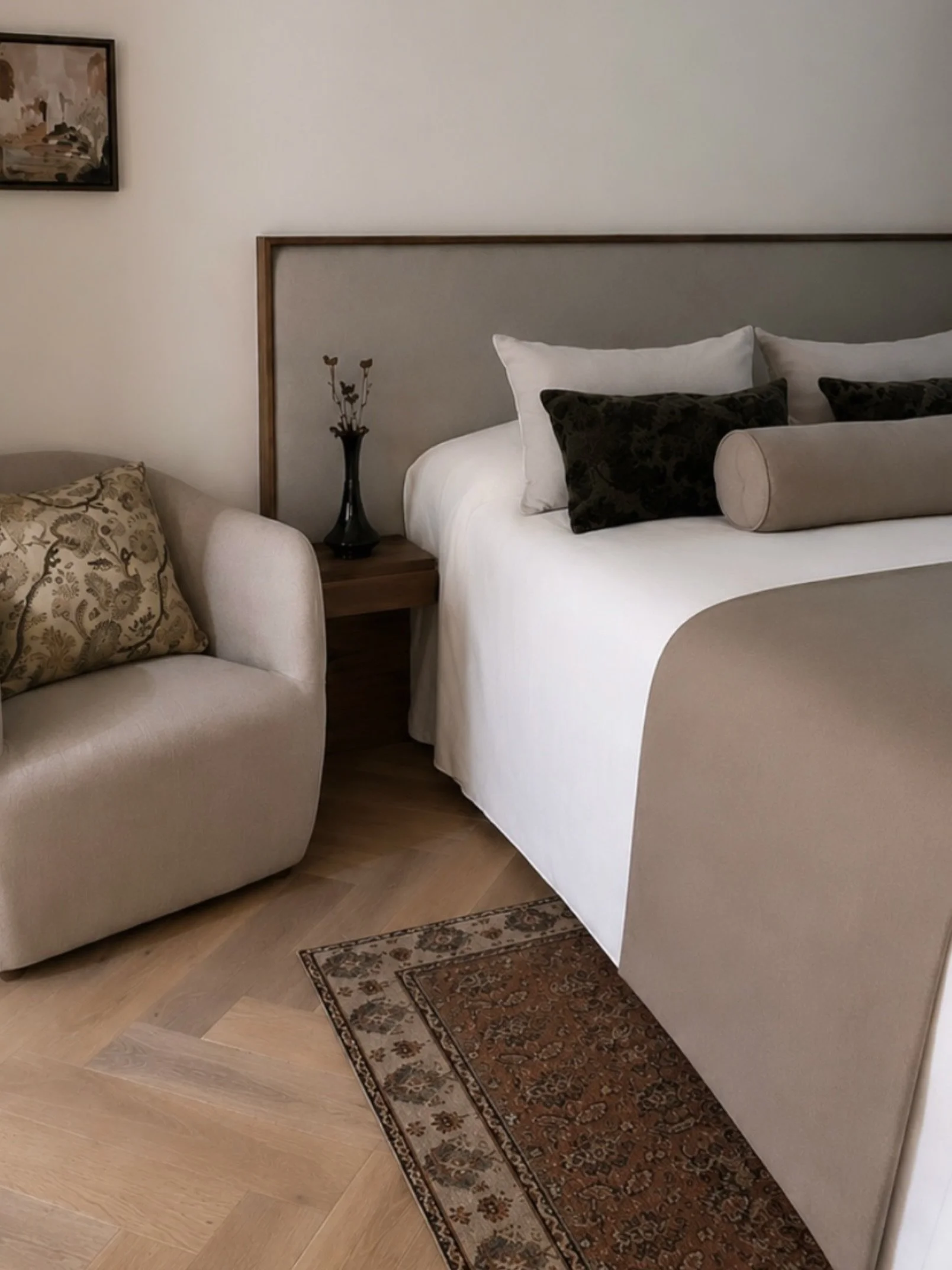 Warmth and restraint ✨ 

.

#interiordesign#bedroom#residentialdesign#irishinteriors#rossiterstudio