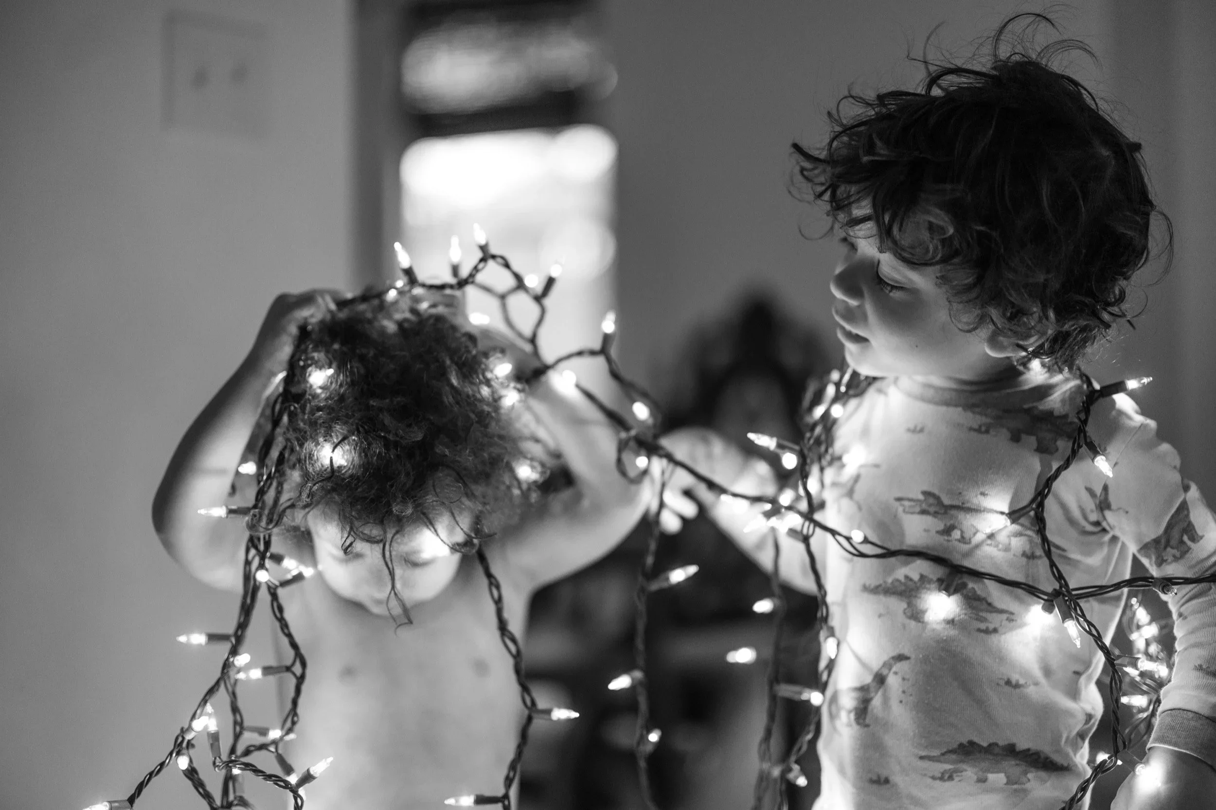 kids+in+christmas+lights.webp