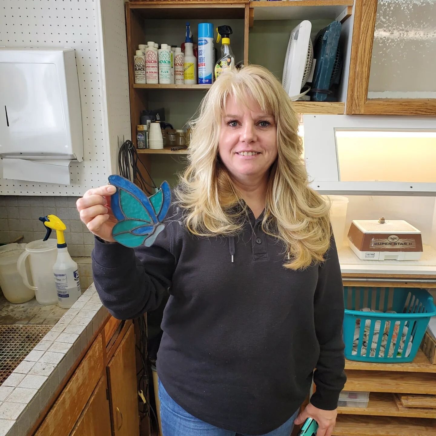 This lovely lady made a beautiful stained glass butterfly today in our one day beginner class. Looking to learn the art of stained glass? Come book a class with us today and change your life! www.theglasspeacock.com
#stainedglass #stainedglassclasses
