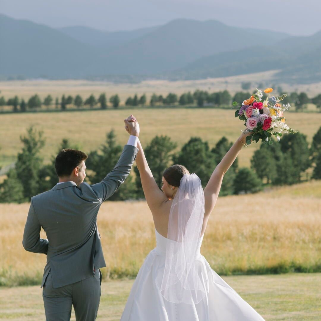 That &quot;just married&quot; feeling! ✨
&bull;
&bull;
&bull;
&bull;
#flowerstagram #weddingdetails #flowerarrangement #floral #floristry #weddingflower #weddingstyling #florals #weddingflowersdecor #ceremonyflowers #bridalbouquet #coloradoweddings#2