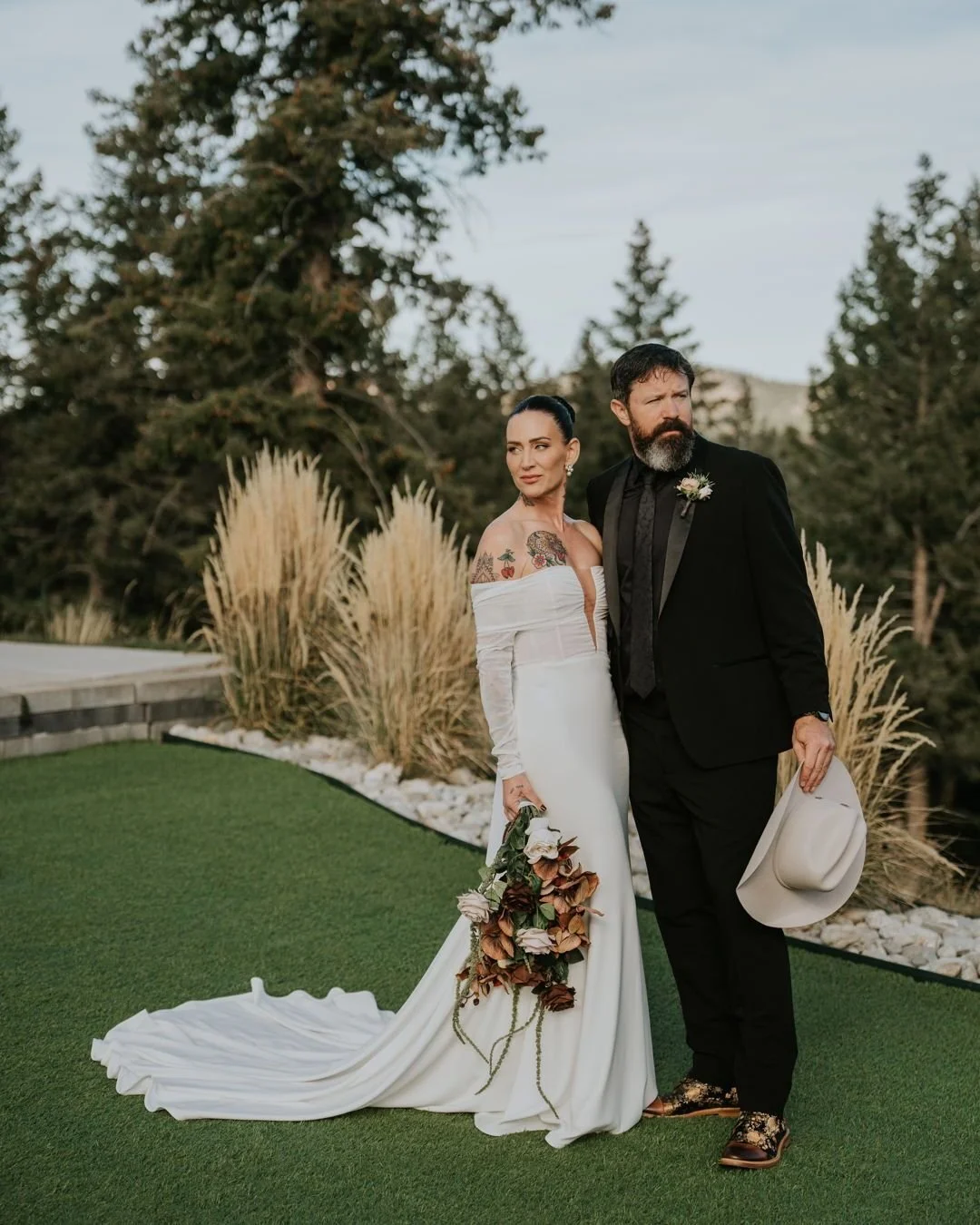 Tracy &amp; Danny 🤍
Married November 1st with the dreamiest modern western vibes.
Clean, elevated, and full of personality&mdash;just like them ✨

📸 : @jojulia
💍 : @woodlandscolorado 

#westernwedding #flowerstagram #weddingdetails #flowershop #de