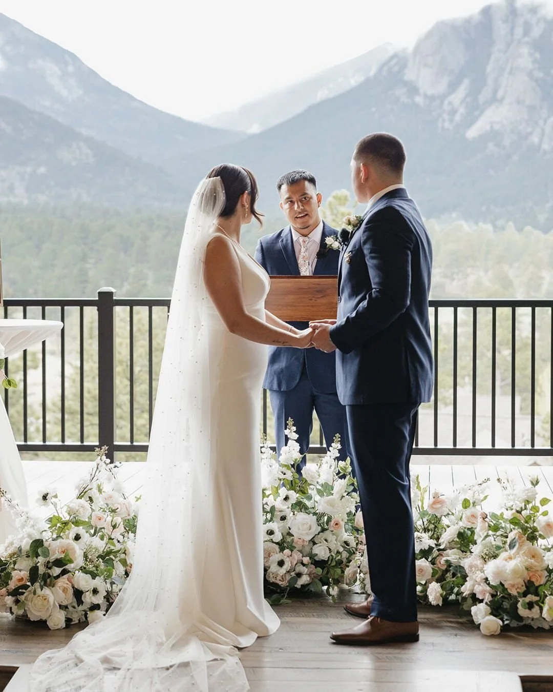 Adrianna + Isaiah 🤍 5.29
Modern florals in crisp whites, soft blush, and pops of anemones.
Gorgeous blooms with a mountain view to match ✨

📸 : @queannalynn.photography 
⛪ : @blackcanyoninn 

#estesparkwedding #modernwedding #flowerstagram #wedding