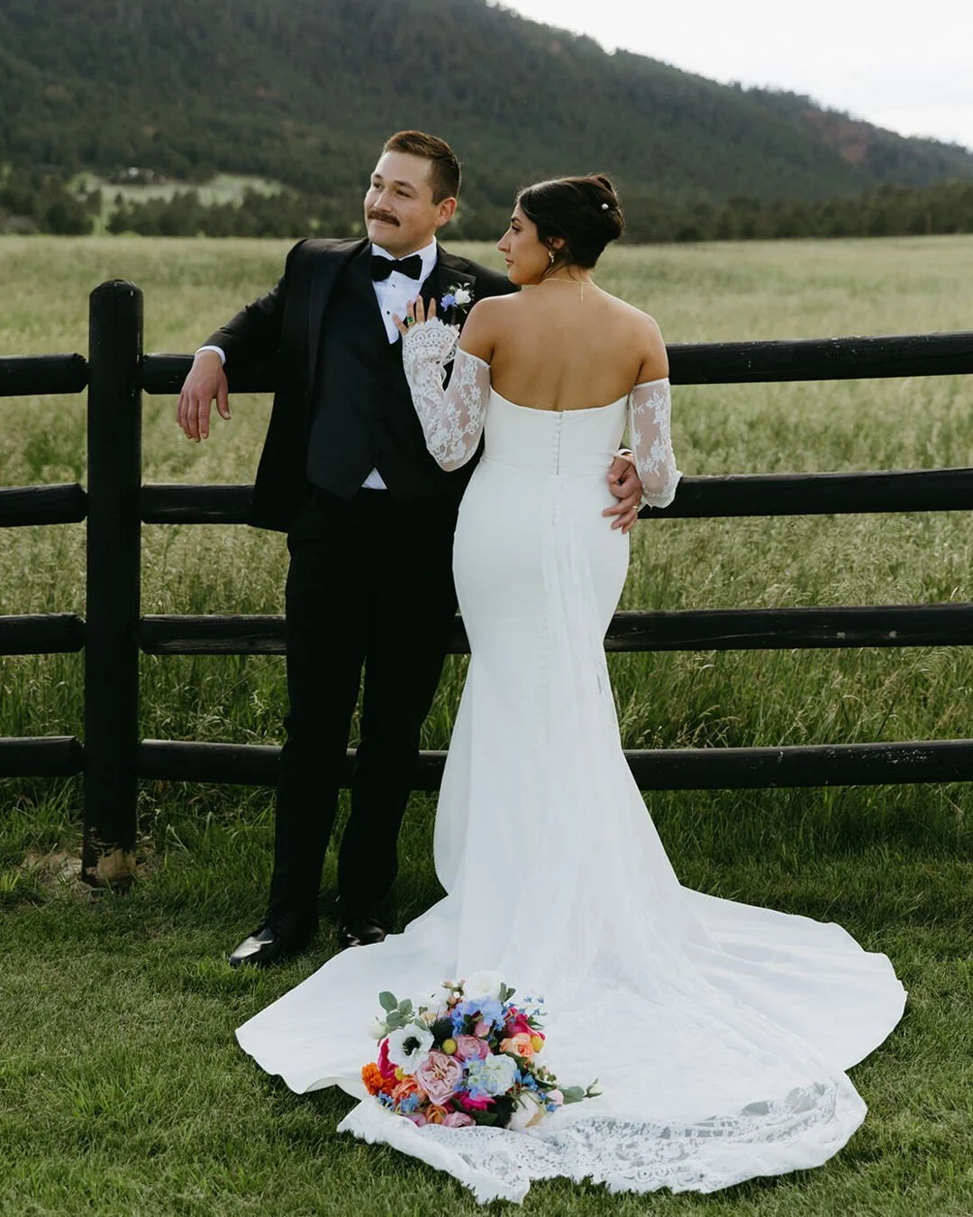 Sarafina &amp; Ainslie 🤍 7.3
Their flowers brought just the right pops of color to this stunning ranch backdrop!

📸 : @karinanoeliaphotography 
⛪ : @sprucemountainranch 

#ranchwedding #flowerstagram #weddingdetails #flowershop #destinationwedding 