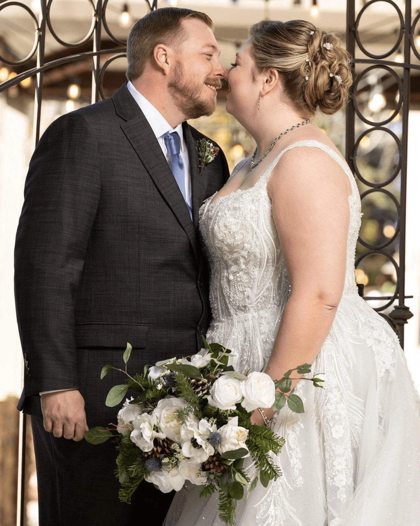 Megan + Josh 🤍 1.31
Crisp whites with lush greenery, pine textures, and pops of anemones and thistle.
Wintery, romantic, and so timeless ✨