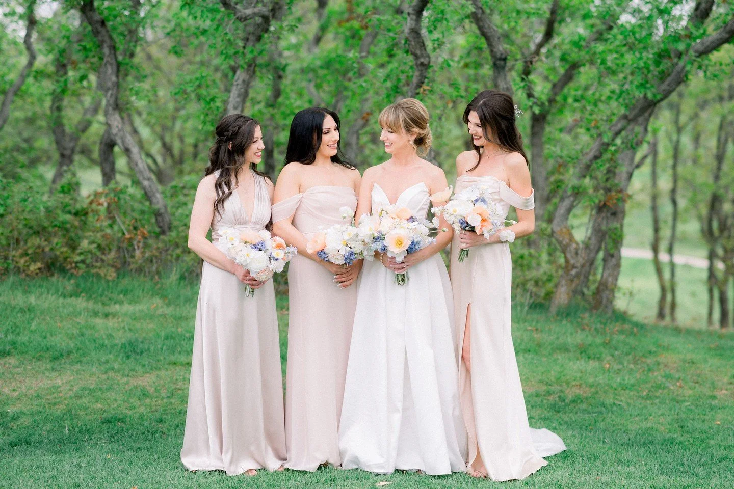 Ariel + Kyle 🤍 5.23.25
Soft spring tones with poppies and daisies for a fresh, romantic feel.
Light, joyful, and perfectly in season ✨ 

📸 : @allisoneasterlingphotography 
⛪ : @theoaksplumcreek