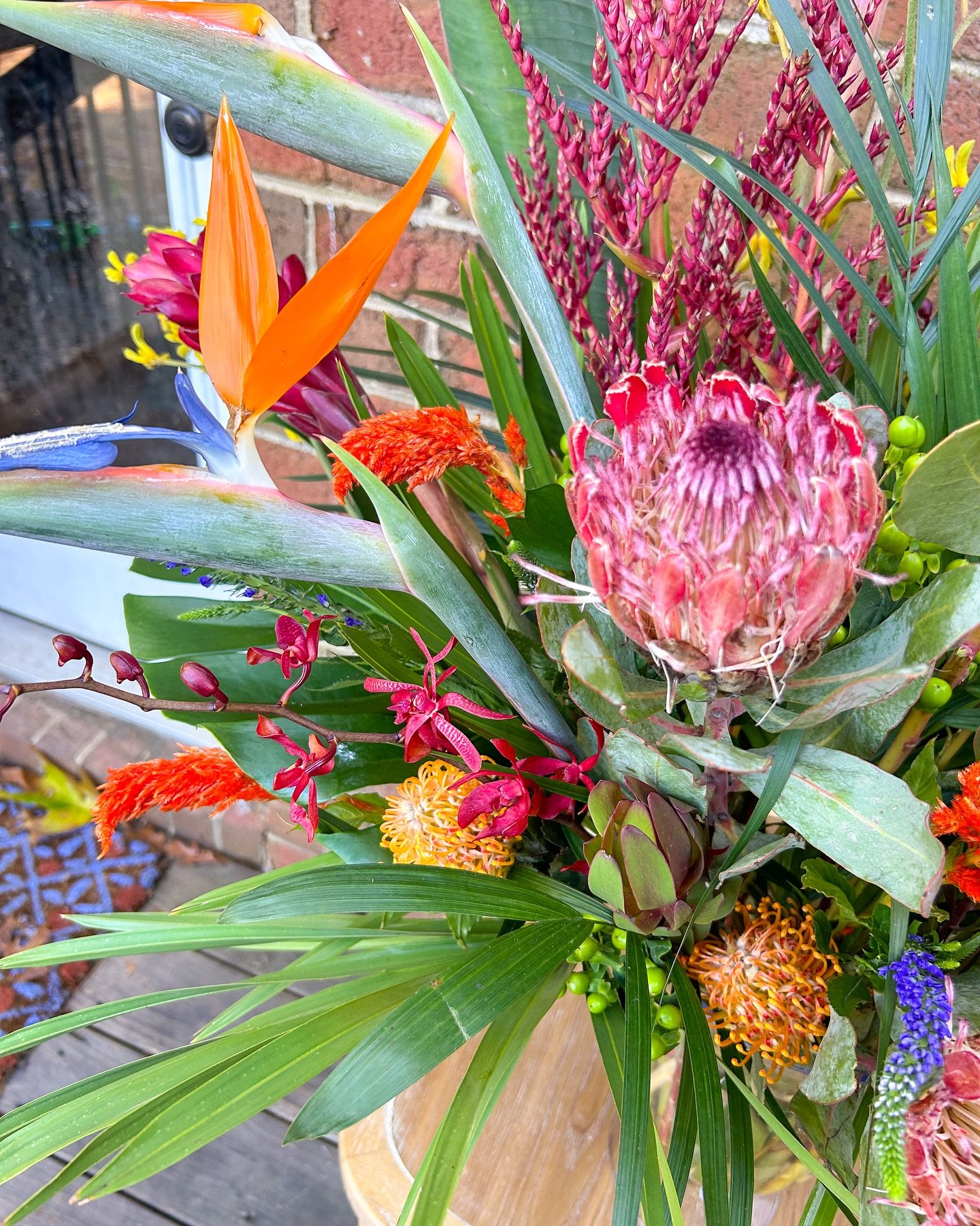 Tropical florals for a &ldquo;Havana Night&rdquo; themed party!