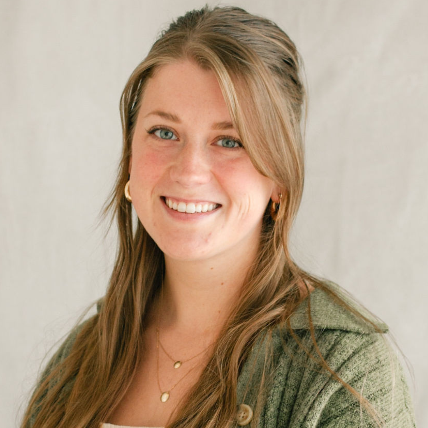 picture of Julia with blonde hair
