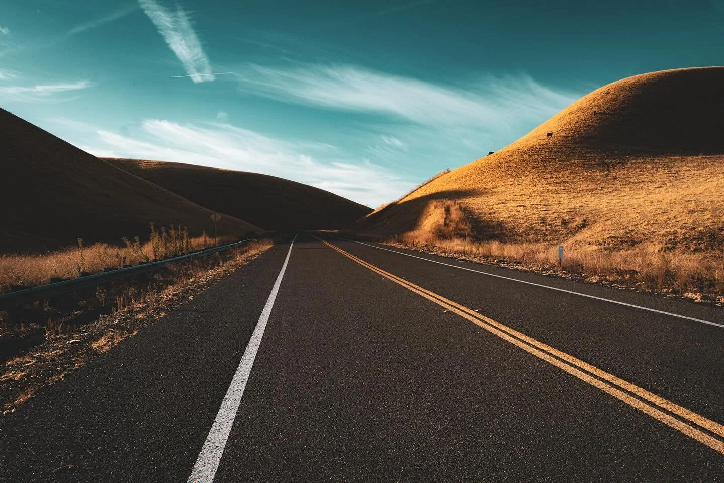 The open road, framed by golden hills and shadows. A reminder that even in stillness, there&rsquo;s movement&mdash;the horizon always waiting just ahead.

#openroad #goldenhills #californiaviews #quietadventure #landscapephotography #roadshot #nature