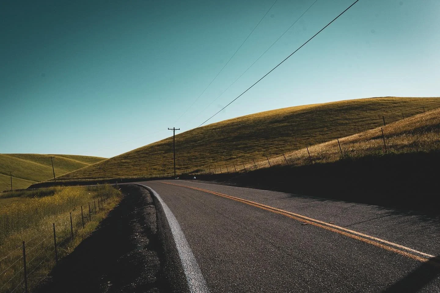 The road winds through quiet hills, where morning light stretches long and unhurried. Out here, the world simplifies&mdash;just line, curve, and sky.

#quietadventure #californiahills #openroad #landscapephotography #earthtones #morninglight #wanderl
