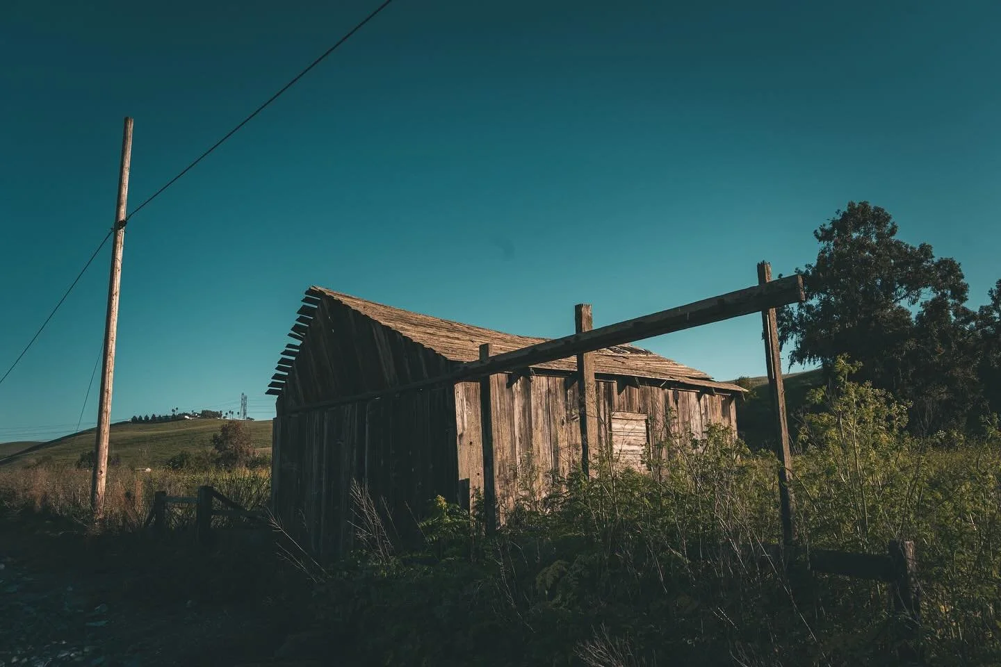 An old barn stands quietly against the sky&mdash;weathered, still, and holding stories only the wind remembers. Some places don&rsquo;t ask to be noticed; they simply wait, patient with time.

#quietadventure #brossworks #michaelbross #magicrealism #