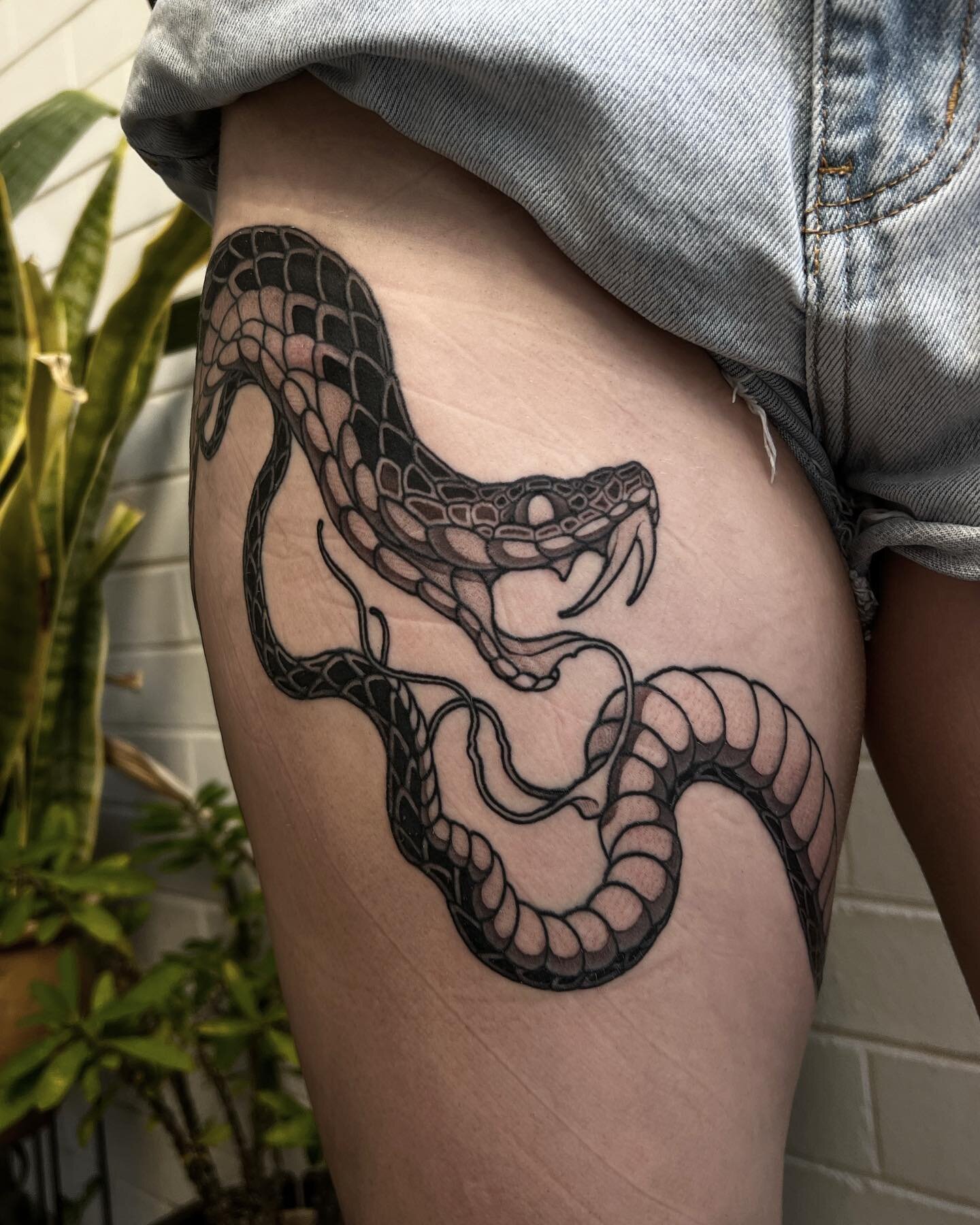 Serpent wrapping around Paige's leg. Cheers for sitting through this one! 
Swipe for the full thing.