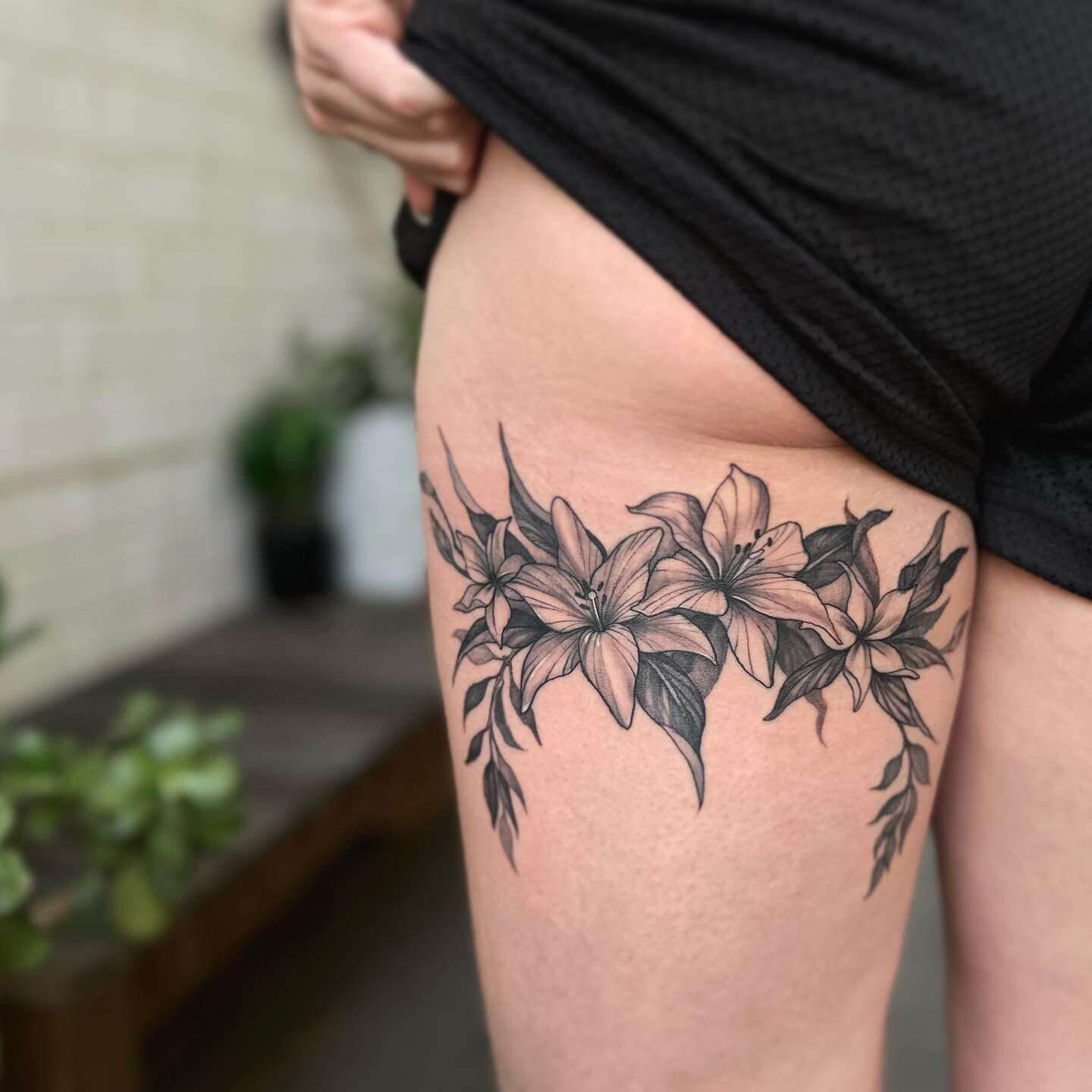 Lillies for Tayla ✨
made at @wa.ink.tattoo 

.
.
.
.
#perthtattoo#perthtattooartists#perthtattooartist#finelinetattooperth#flowertattooperth