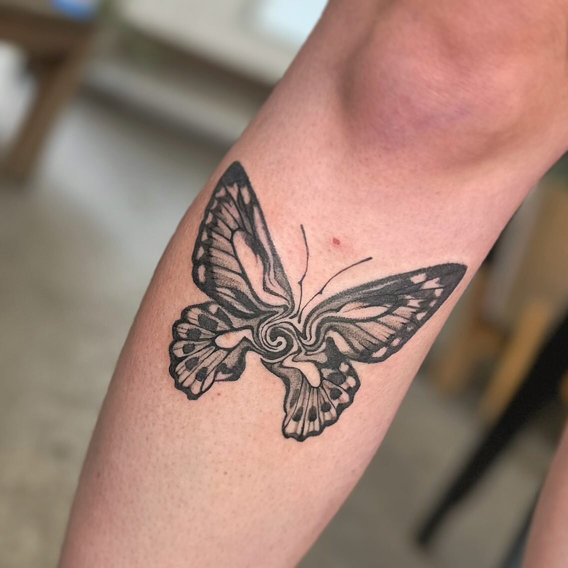 🦋🌀🦋
Thanks Tayla ! 
made at @wa.ink.tattoo 
.
.
.
.
#perthtattoo#perthtattooartists#perthtattooartist#finelinetattooperth#flowertattooperth#butterflytattoo