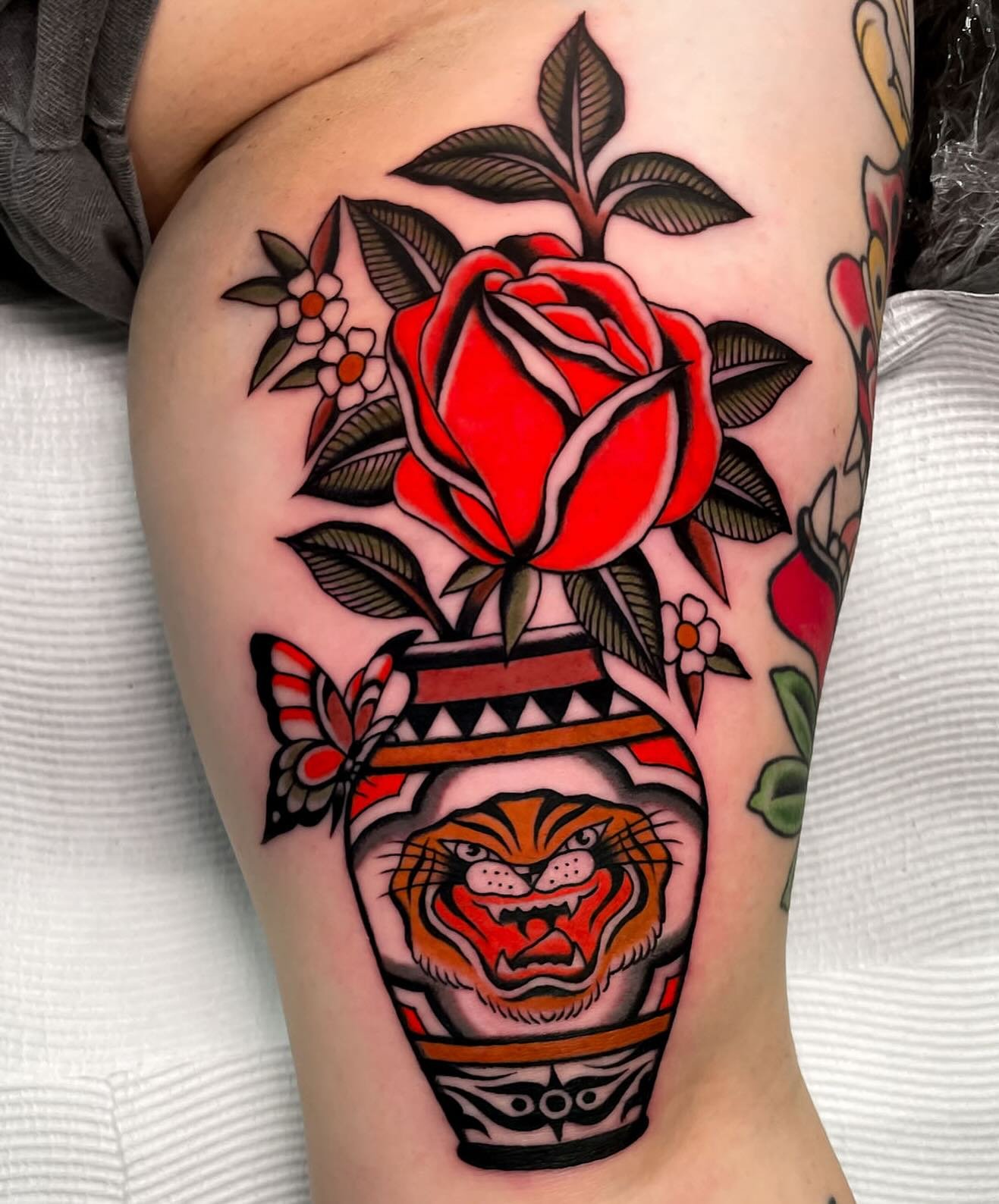 A piece based off of a larger flash painting from a little while back. Thank you again Monique! β
β β
Made at @wa.ink.tattoo