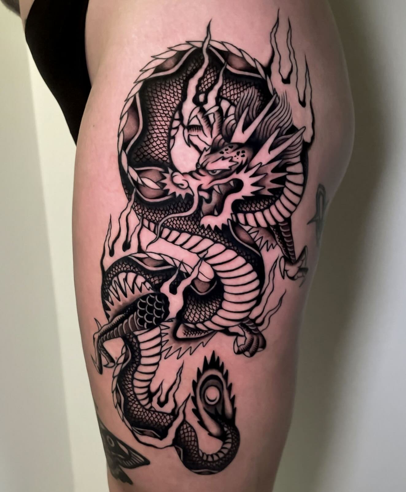 I got to finish off this huge dragon today for Pippi, thank you so much for trusting me with this larger piece and being so committed to sitting through such a difficult area. Lines are healed and the shading and scales are fresh, completed in just t