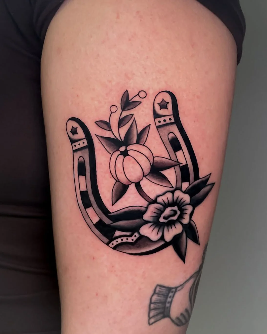 Added this horse shoe to Leah’s collection today and gave her existing flower a little spruce up, swipe to see the before! β
β β
Made at @wa.ink.tattoo