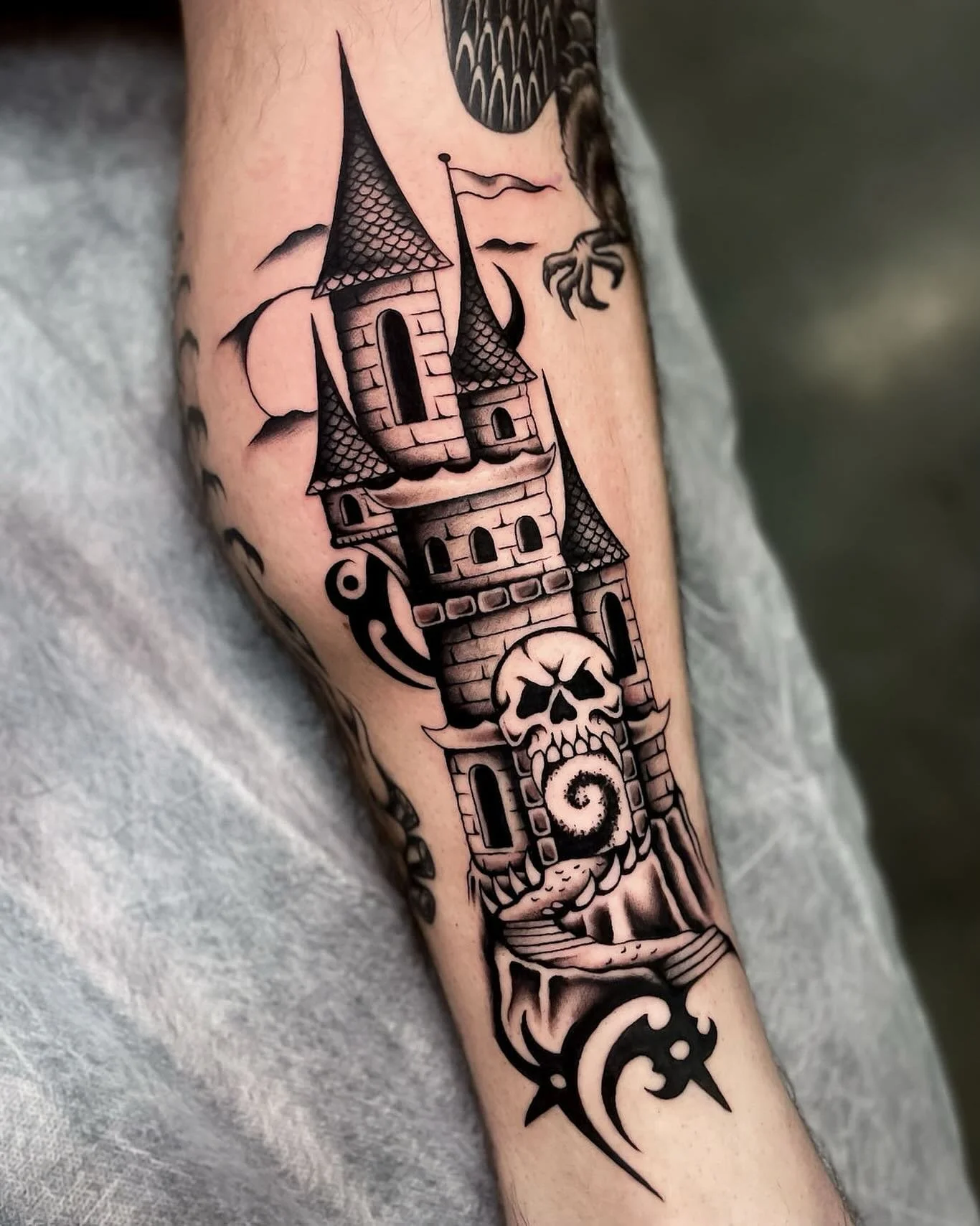 Thank you so much Matt for your continued trust and sitting so well today! I had so much fun tattooing this and would love to do more like it β
β β
made at @wa.ink.tattoo