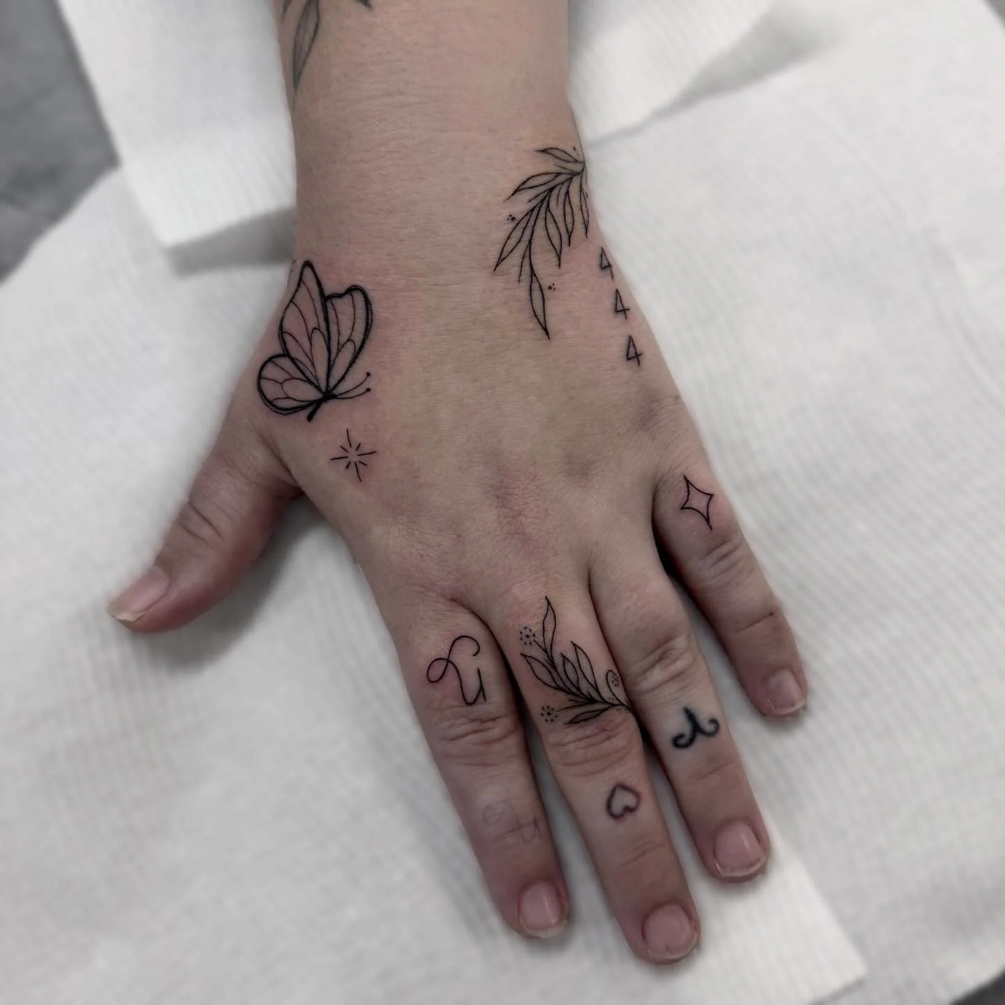 Some dainty little bits for Chelsea today🖤 🌱 I&rsquo;m always down to do smaller tattoos 🙌 send me a DM or email hayliefarrell@icloud.com to book in 💌 
Located - 📍 @wa.ink.tattoo