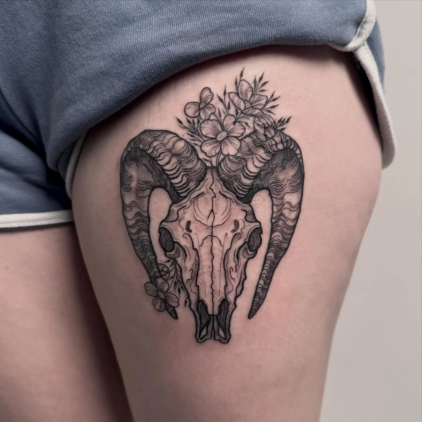 Ram Skull for Melanie 🐏 matching with an existing Balrog tattoo 🔥 
DM to get your own cool lil tat ☺️