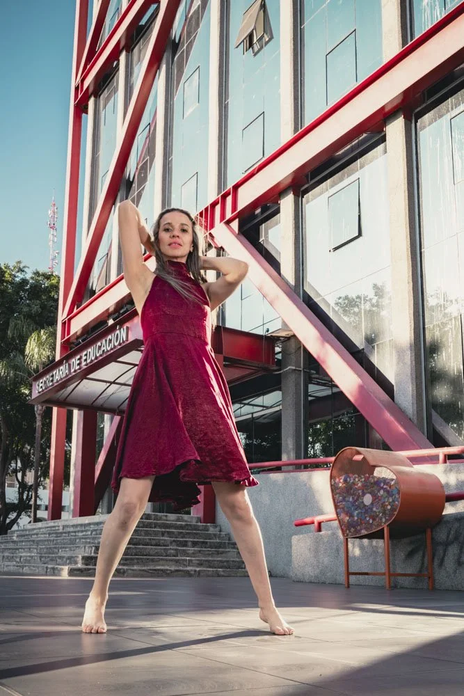 Fotografía con bailarina vestida de rojo