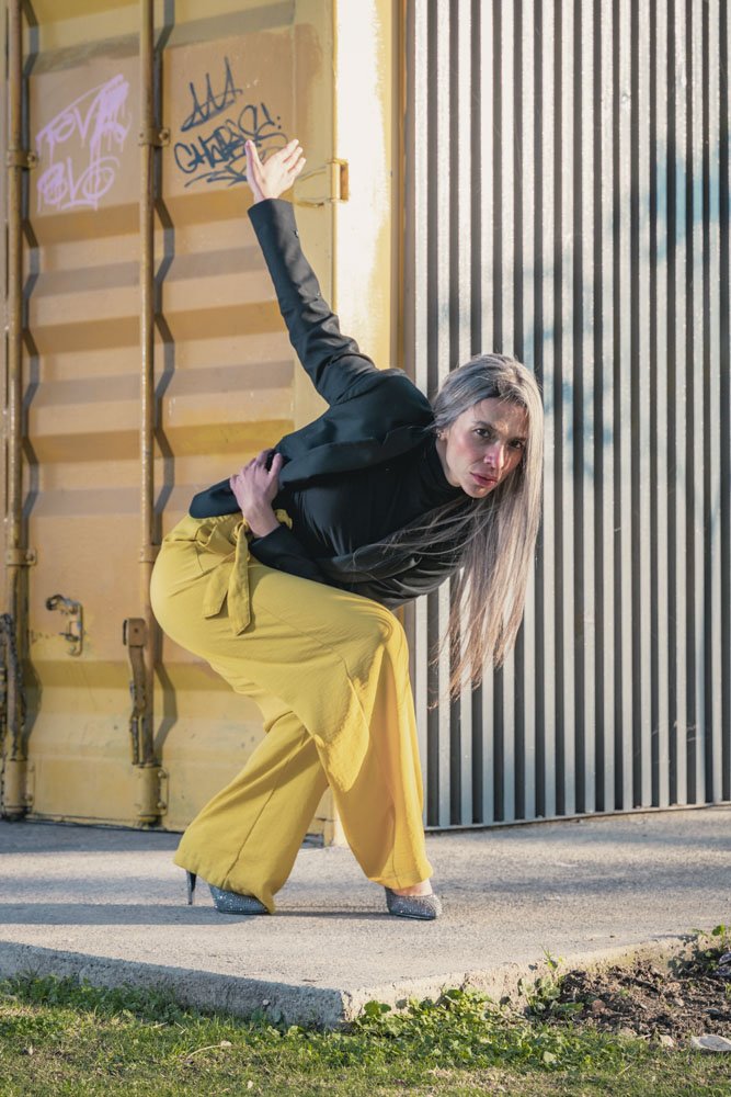 Fotografía de modelo vestida de amarillo.