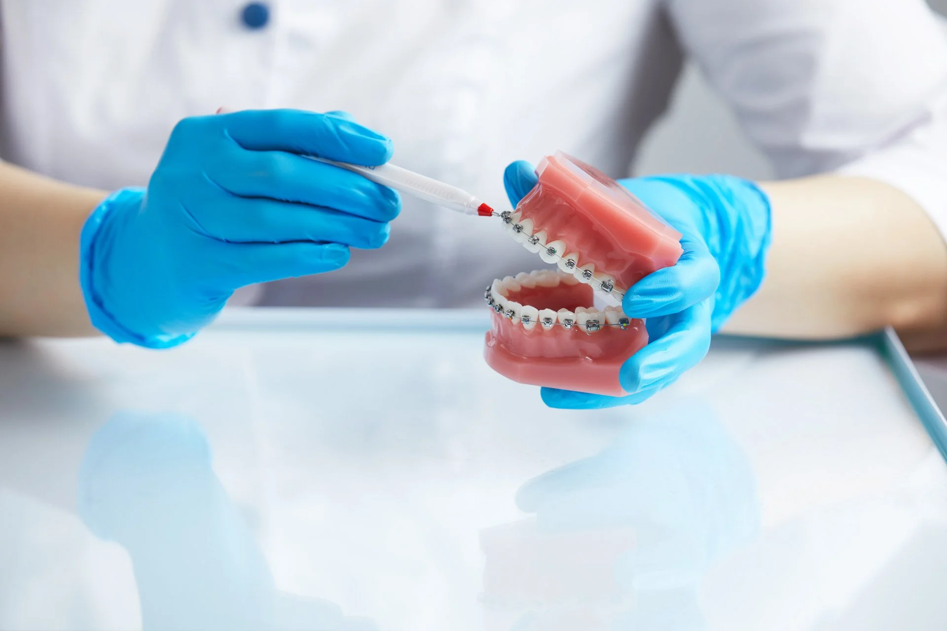 Explication de l'orthodontiste du plan de traitement lors de la première consultation